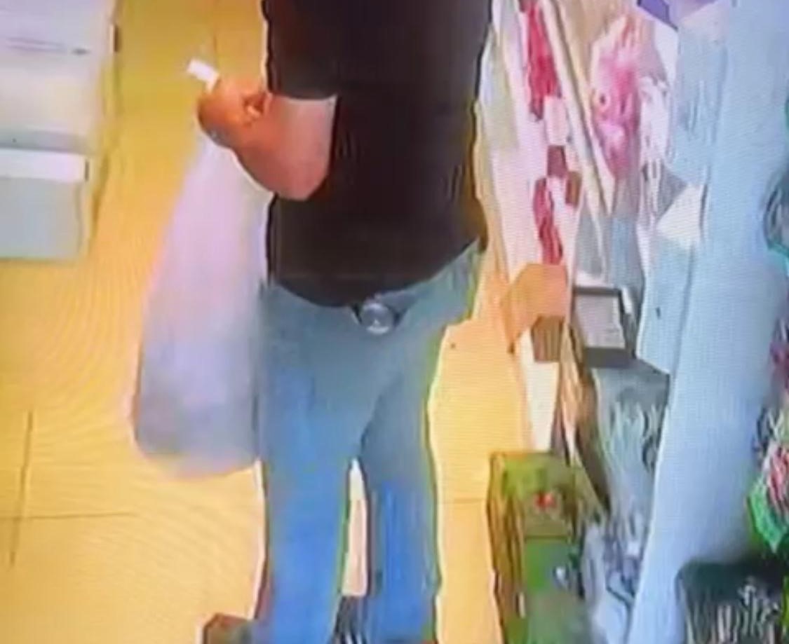 Batman&rsquo;da b&uuml;fe &ouml;n&uuml;nde ilgin&ccedil; hırsızlık
