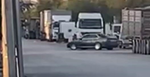 Trafiği tehlikeye atan maganda lastiğine ateş edilerek durduruldu