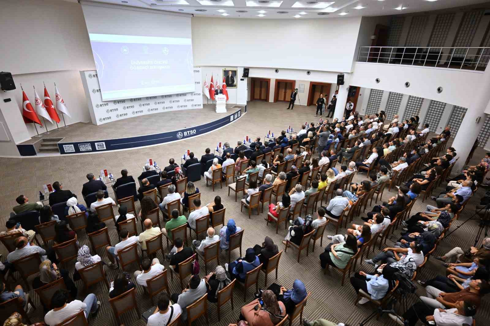 YKS&rsquo;de dereceye giren Bursalı gen&ccedil;ler BTSO&rsquo;da &ouml;d&uuml;llendirildi
