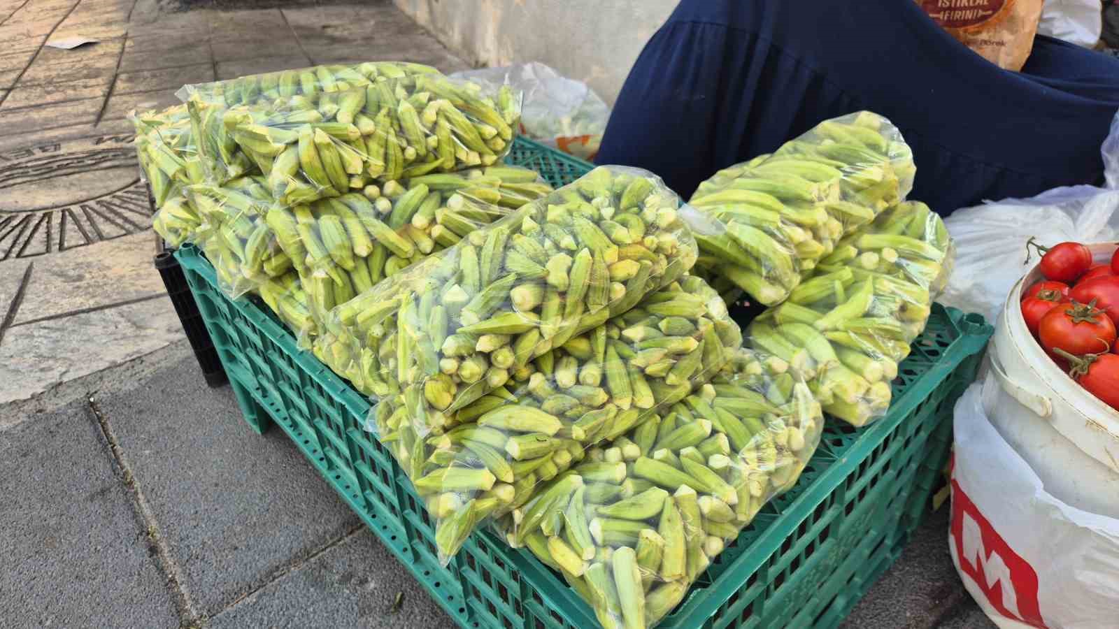 Fedakar kadınlar: Sokakta bamya satarak aile bütçesine destek oluyorlar