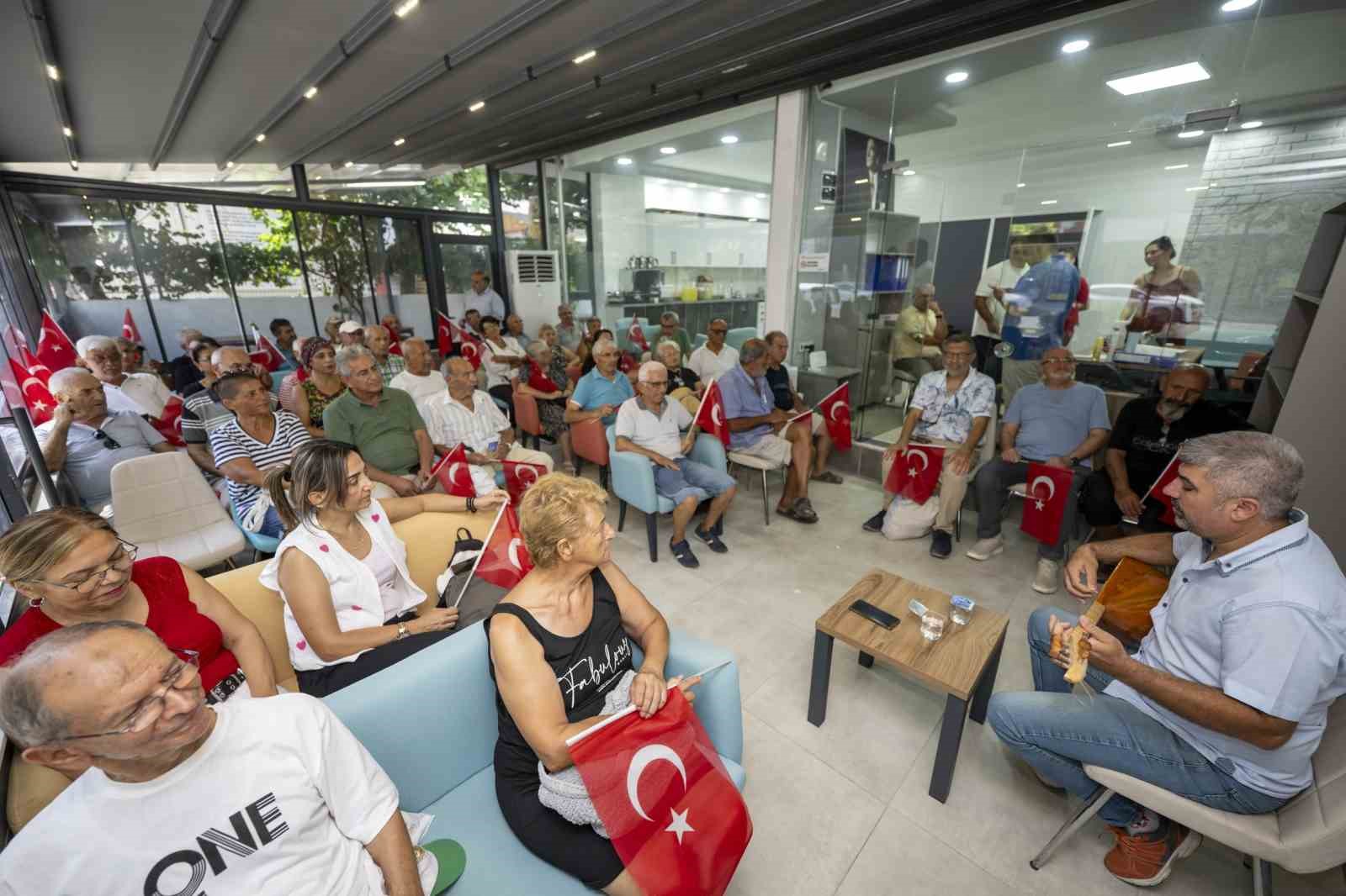 Erdemli Emekli Evi t&uuml;rk&uuml;lerle şenlendi
