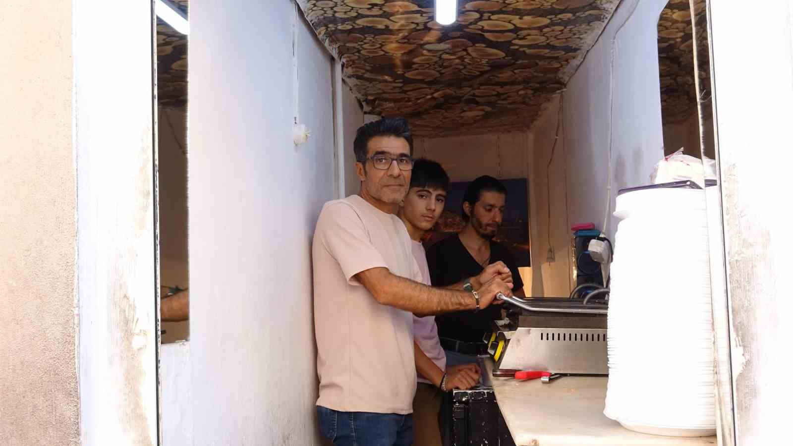 3 metrekarelik dükkanı işleterek çocuklarını okuttu