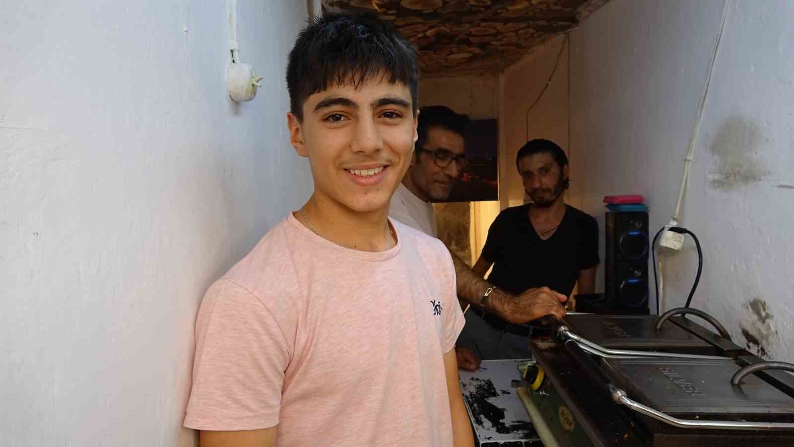 3 metrekarelik d&uuml;kkanı işleterek &ccedil;ocuklarını okuttu
