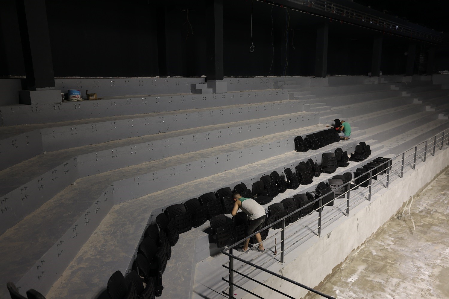 Çayırova’daki spor kompleksinde tribün koltuklarının montajına başlandı
