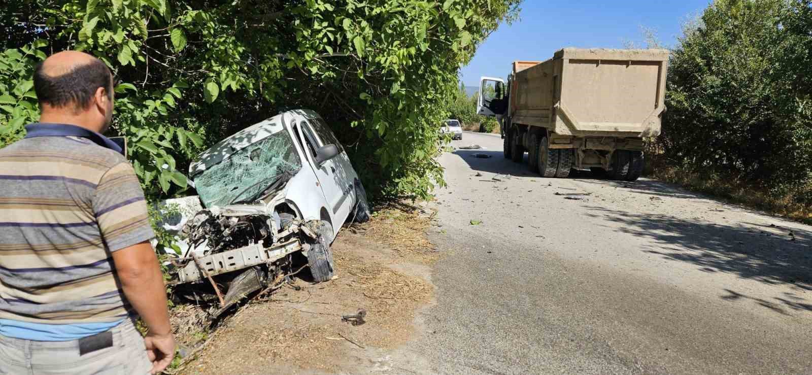 Burdur’da otomobil ile kamyon çarpıştı: 1 ölü