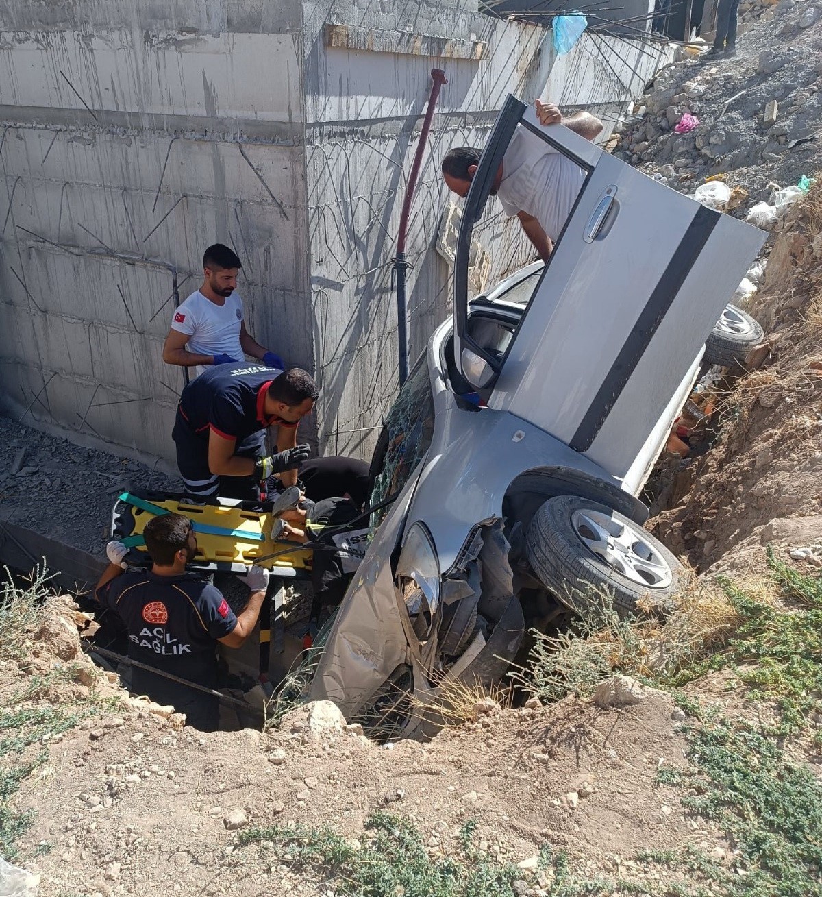 Otomobil inşaat boşluğuna düştü: 1 yaralı