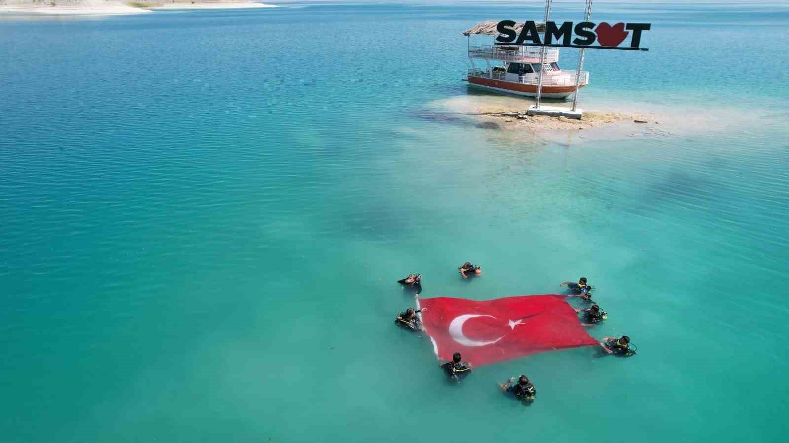 Dalgıçlar, Atatürk Baraj Gölü’nde dev Türk Bayrağı açtı
