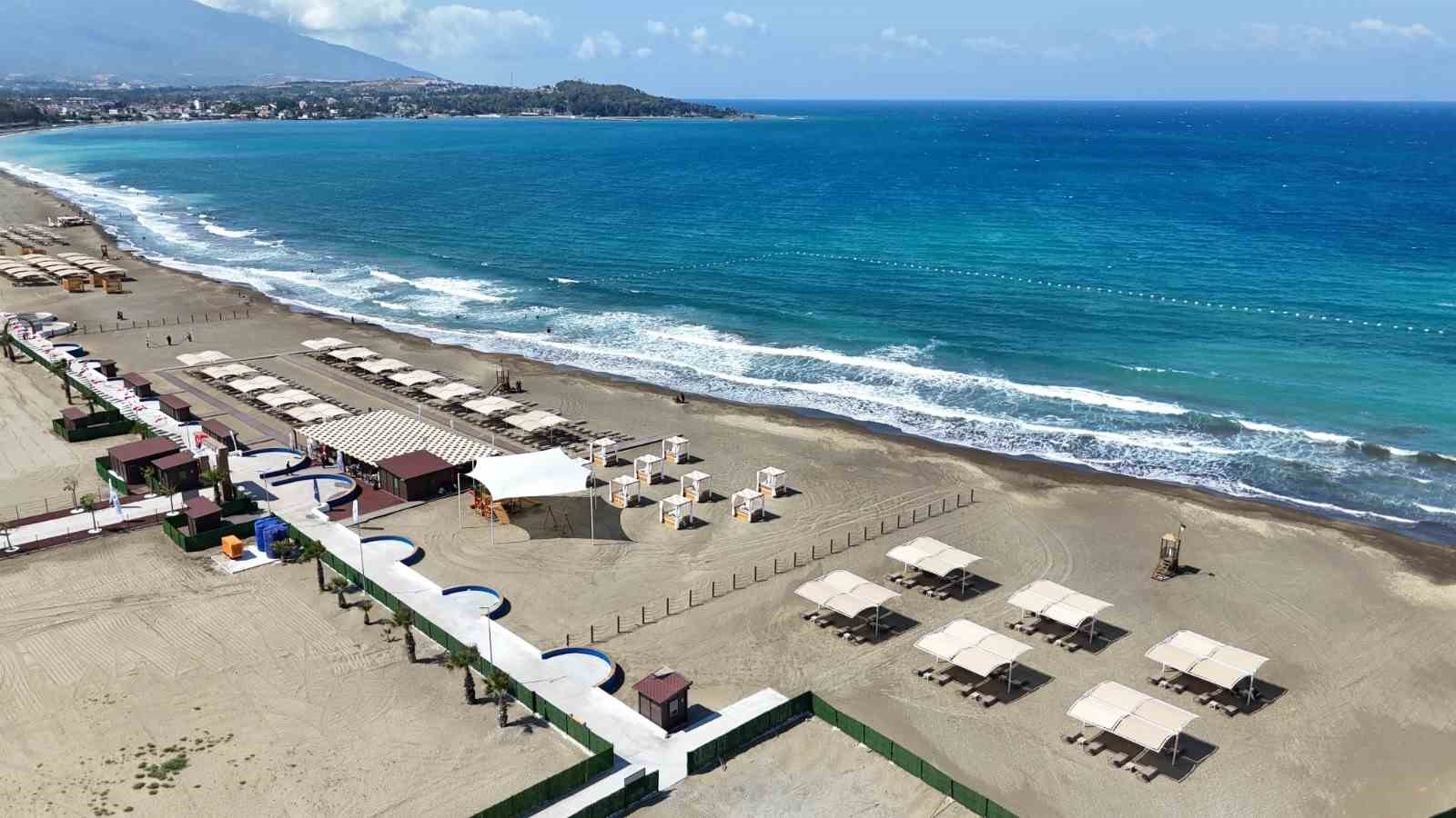 Hatay B&uuml;y&uuml;kşehir Belediyesi tarafından yapımı tamamlanan Alakop Plajı hizmete a&ccedil;ıldı
