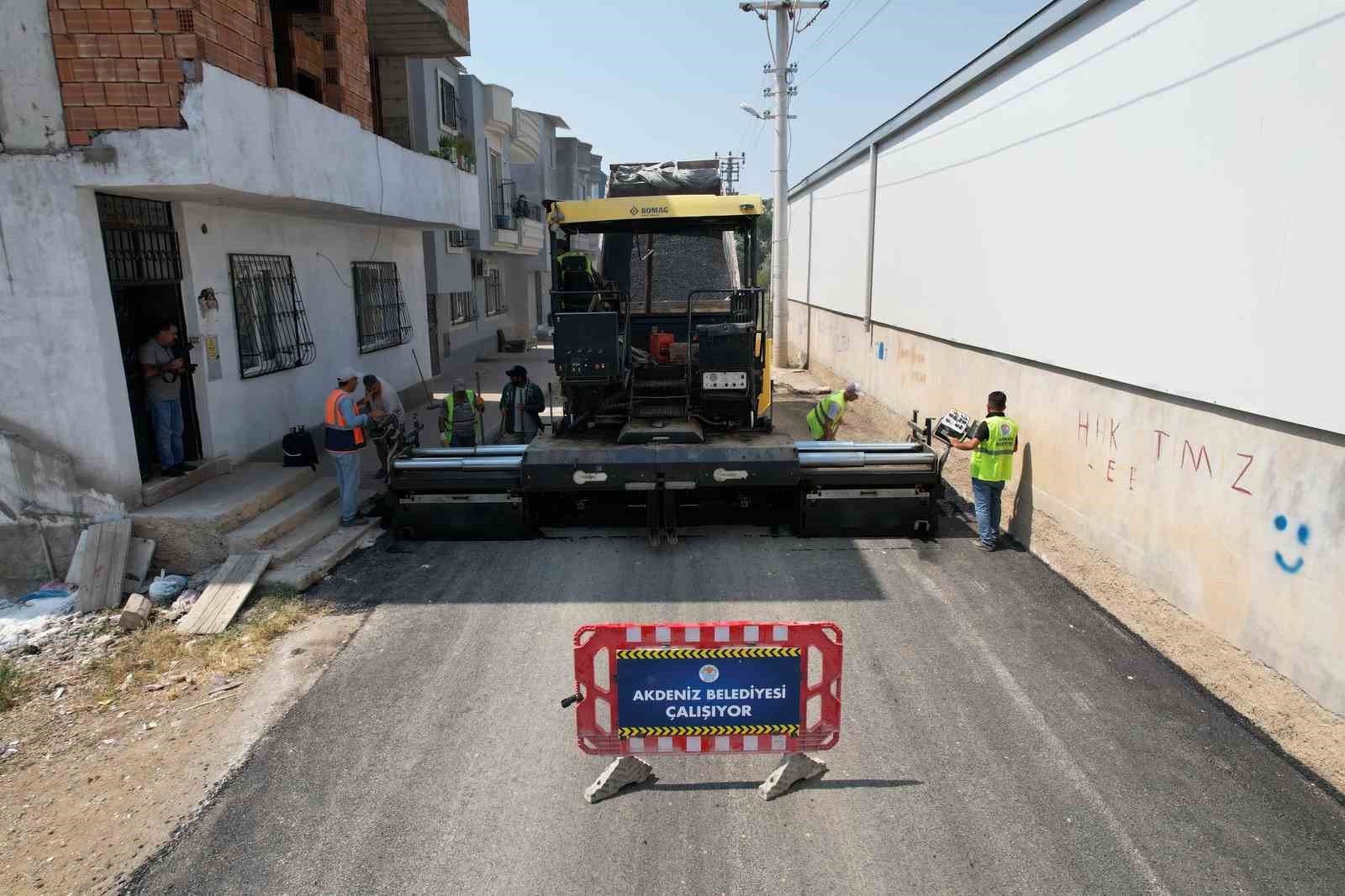 Akdeniz’de sokaklar sıcak asfalt ile yenileniyor
