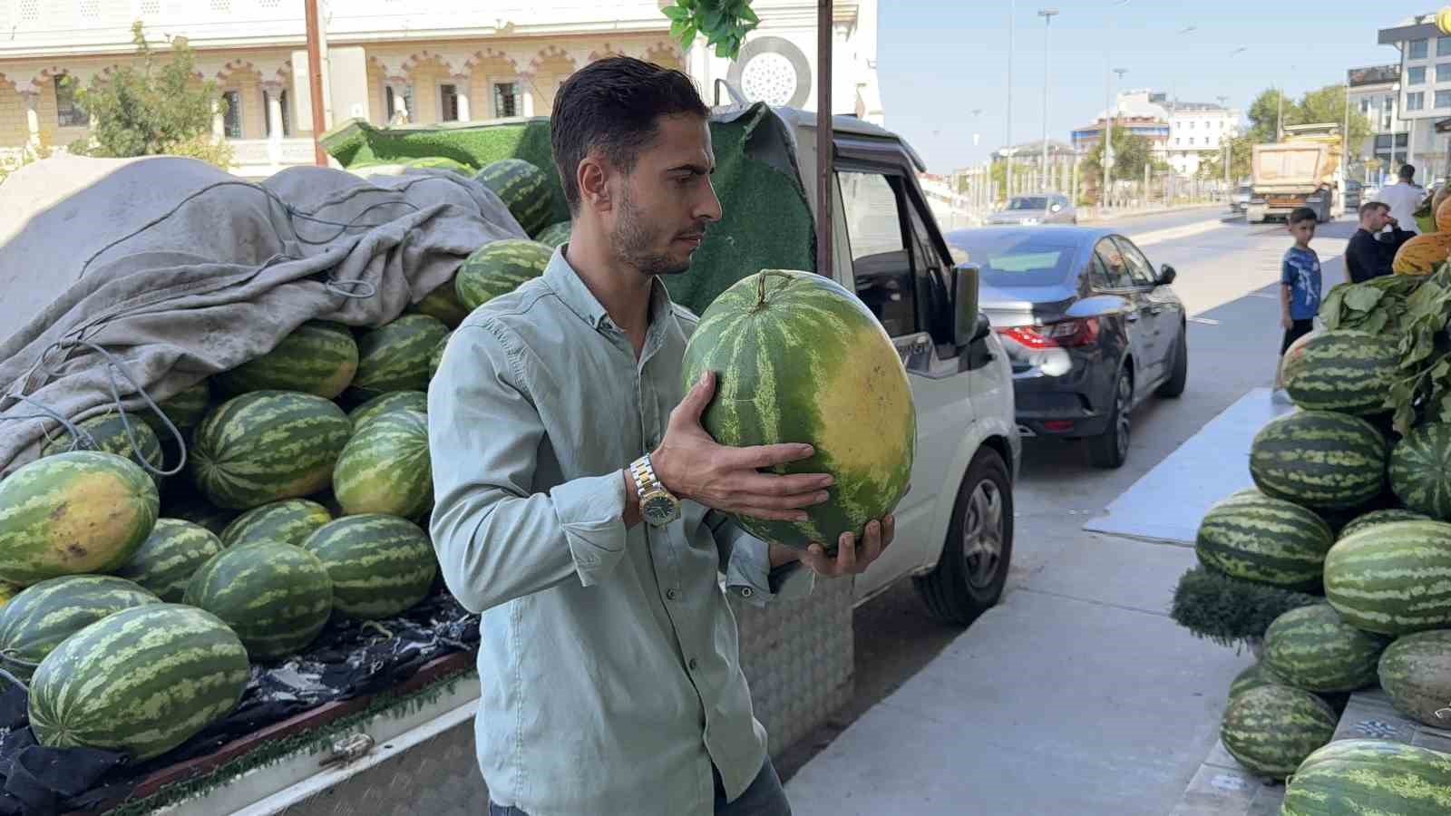 Arnavutköy’de hırsız tezgahtan 15 karpuz çaldı: O anlar kamerada