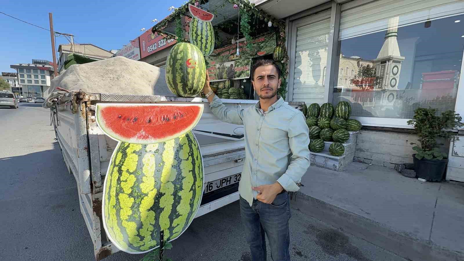 Arnavutk&ouml;y&rsquo;de hırsız tezgahtan 15 karpuz &ccedil;aldı: O anlar kamerada
