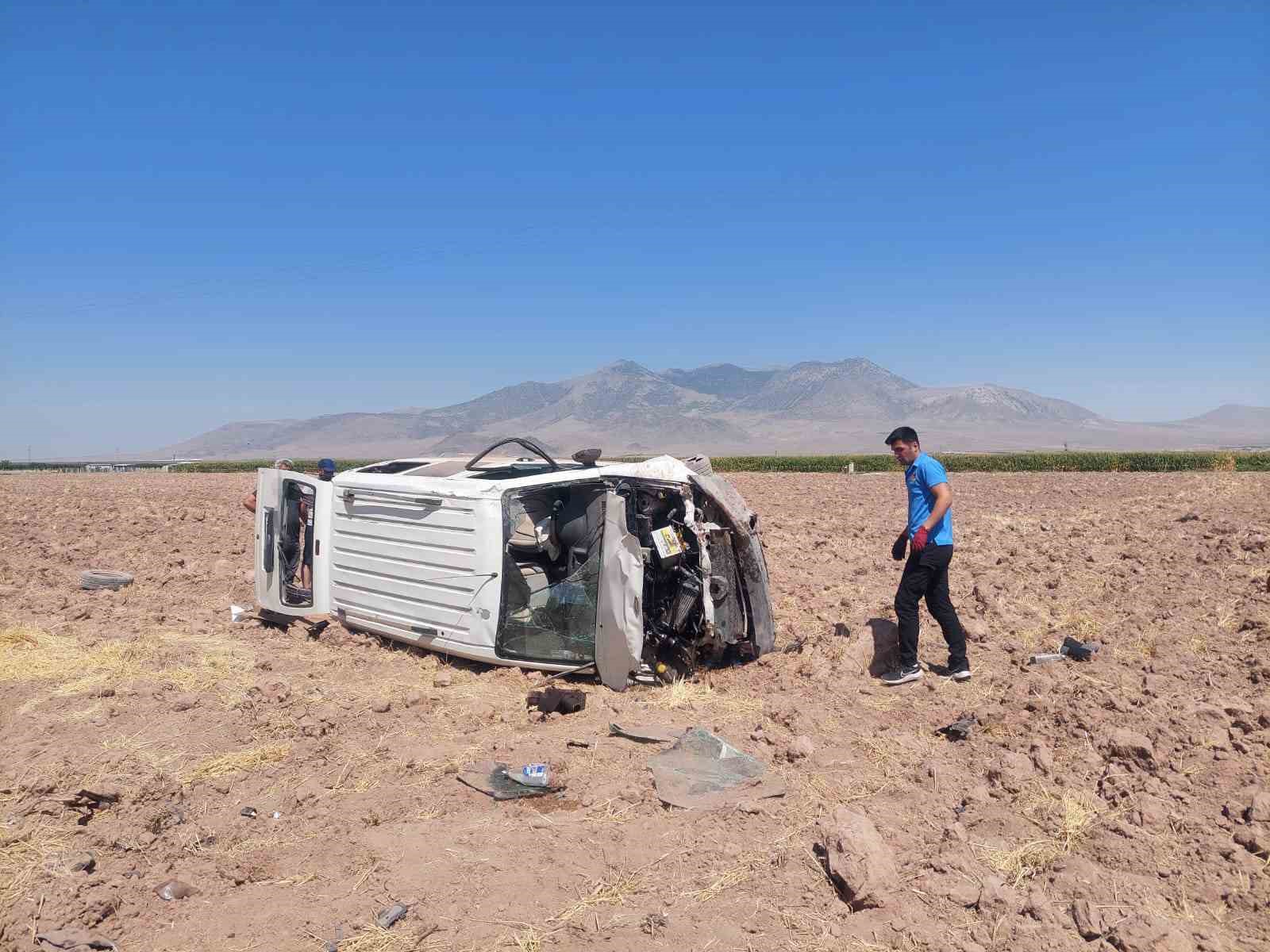 Karaman’da minibüs tarlaya takla attı: 1 yaralı