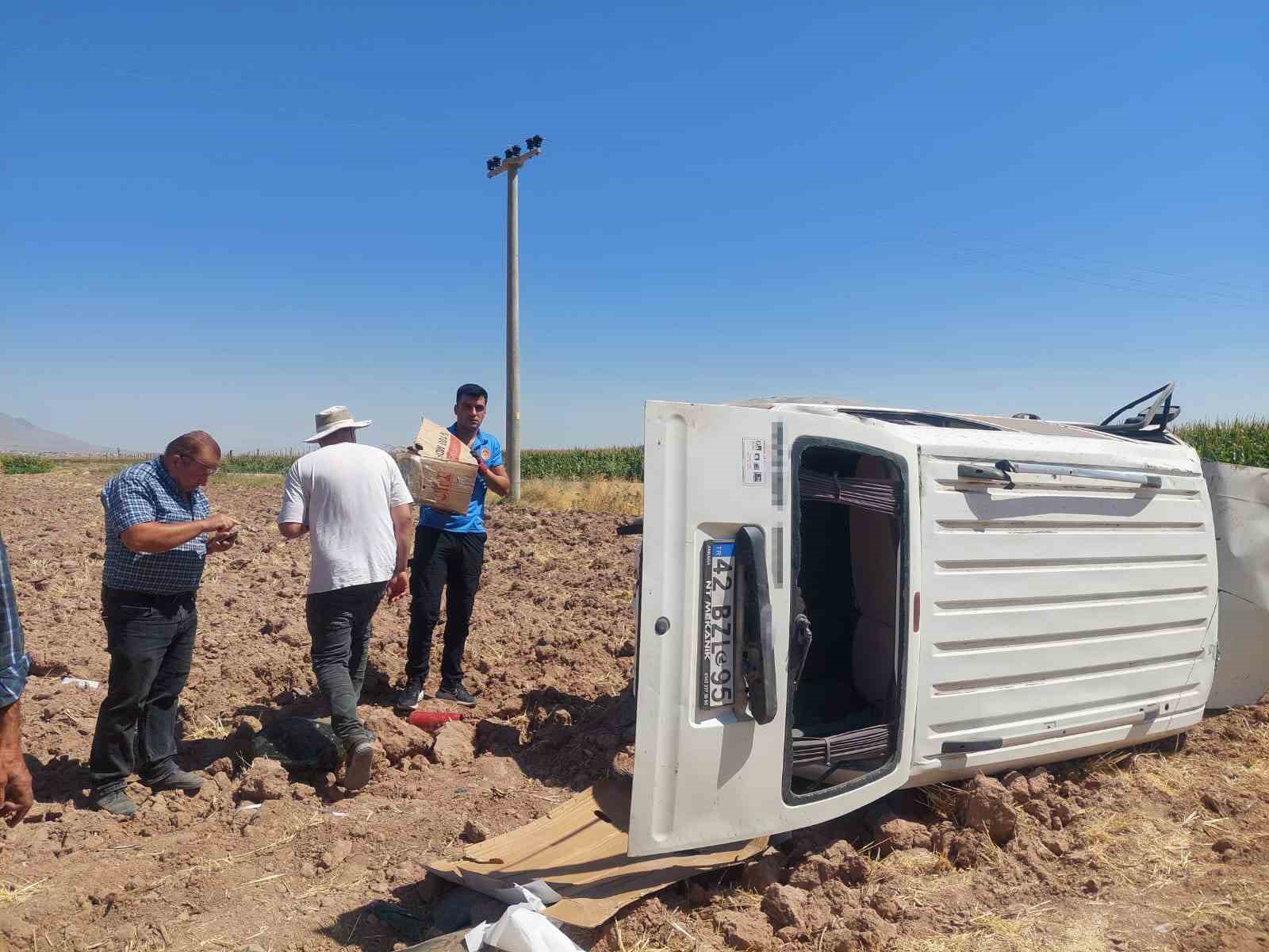 Karaman’da minibüs tarlaya takla attı: 1 yaralı