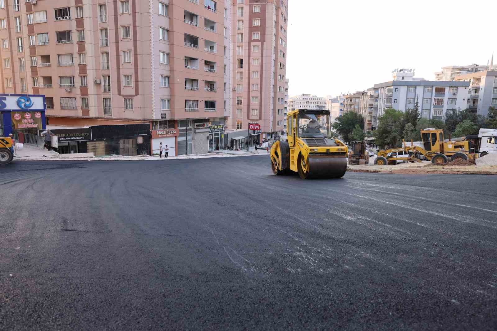 Vali Akkoyun asfalt &ccedil;alışmalarını yerinde inceledi
