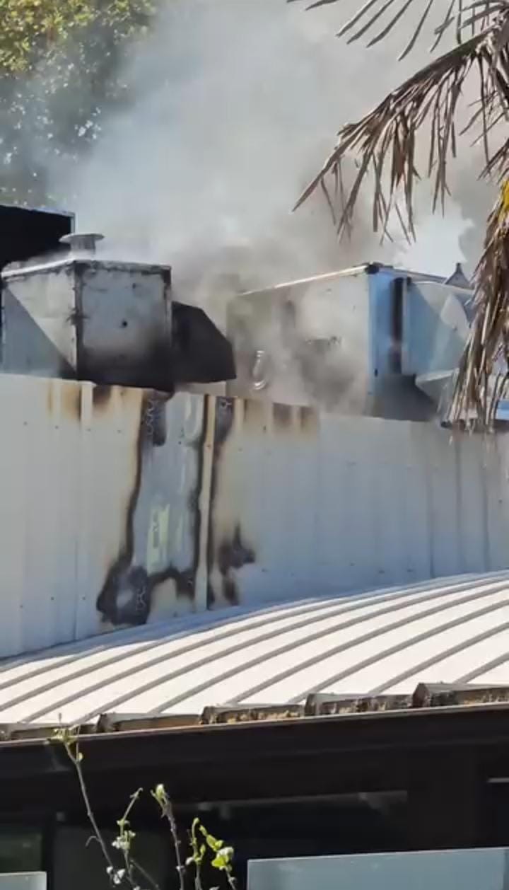 Restoranın &ccedil;atısından y&uuml;kselen dumanlar paniğe neden oldu
