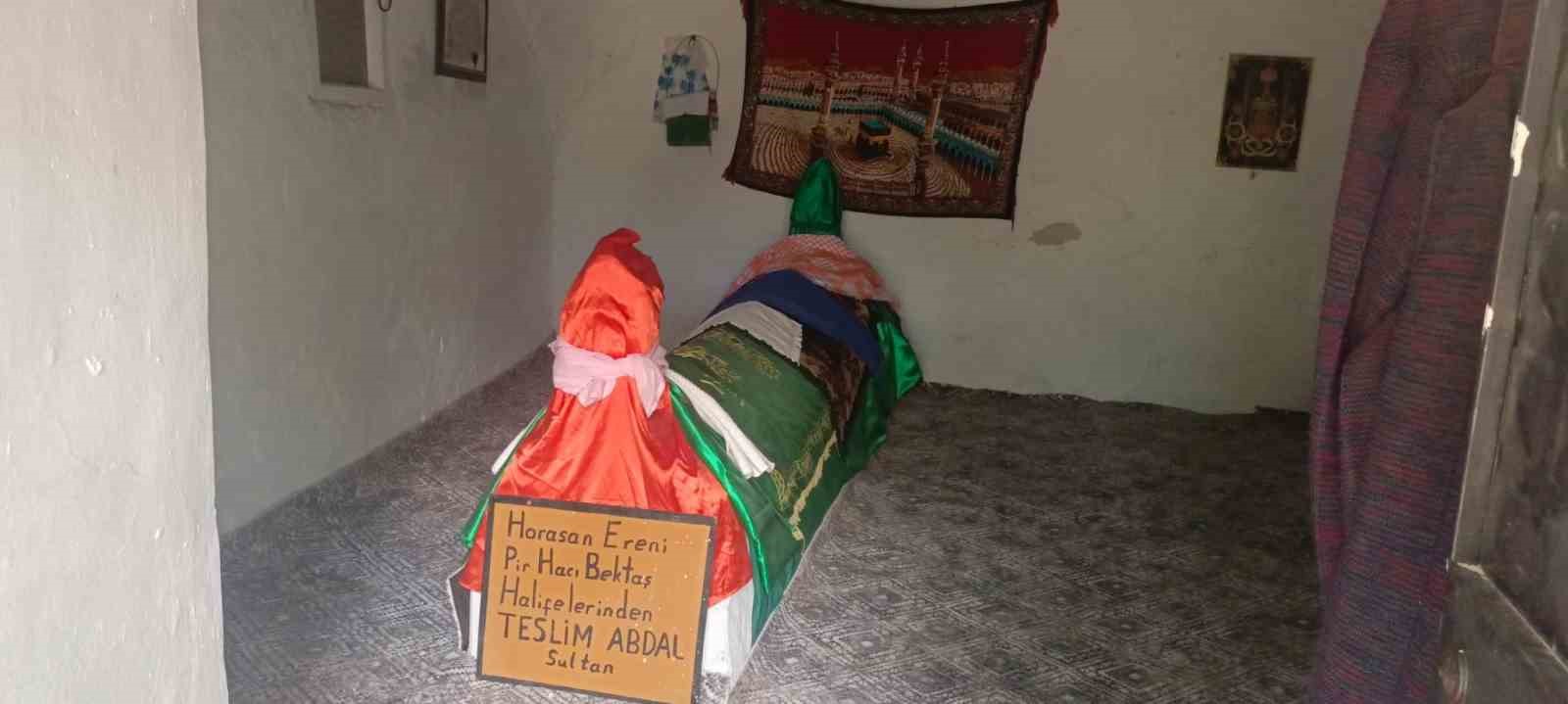 Pamukkale Belediyesi, Teslim Abdal T&uuml;rbesini &ccedil;&uuml;r&uuml;meye terk etti
