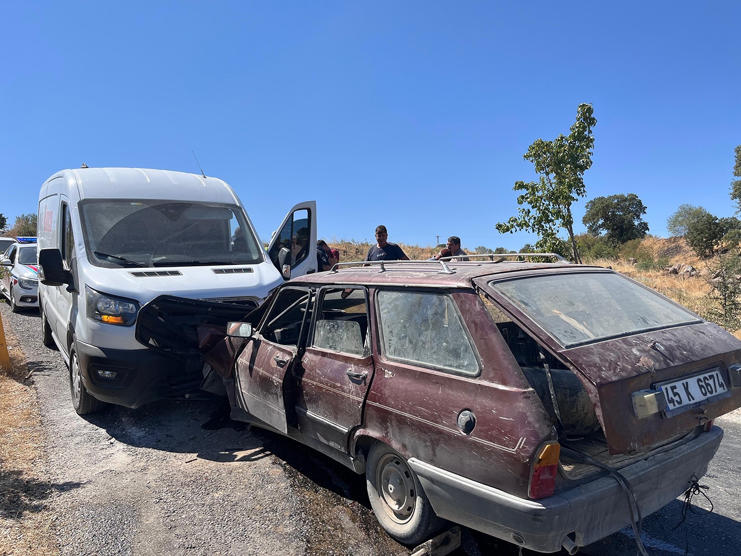 Otomobil ile transit kafa kafaya &ccedil;arpıştı: 2 yaralı
