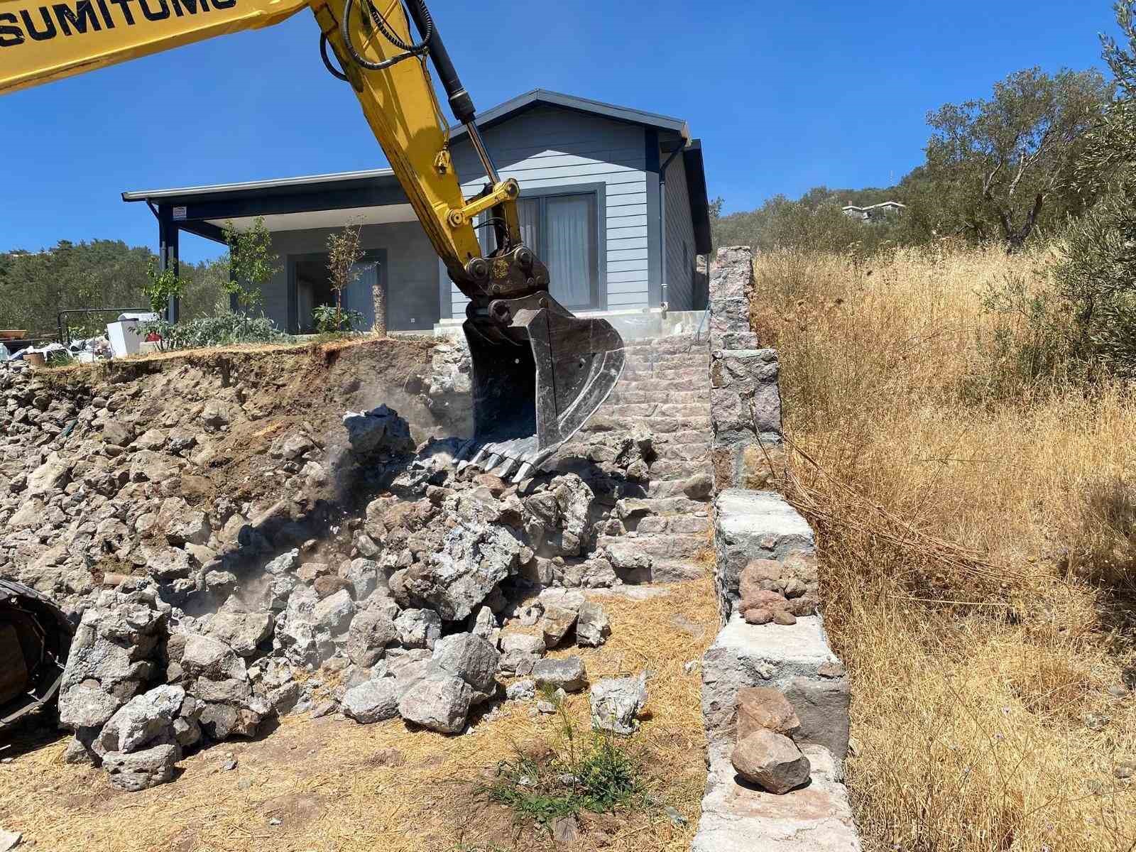 &Ccedil;anakkale&rsquo;de 22 ka&ccedil;ak yapı yıkıldı
