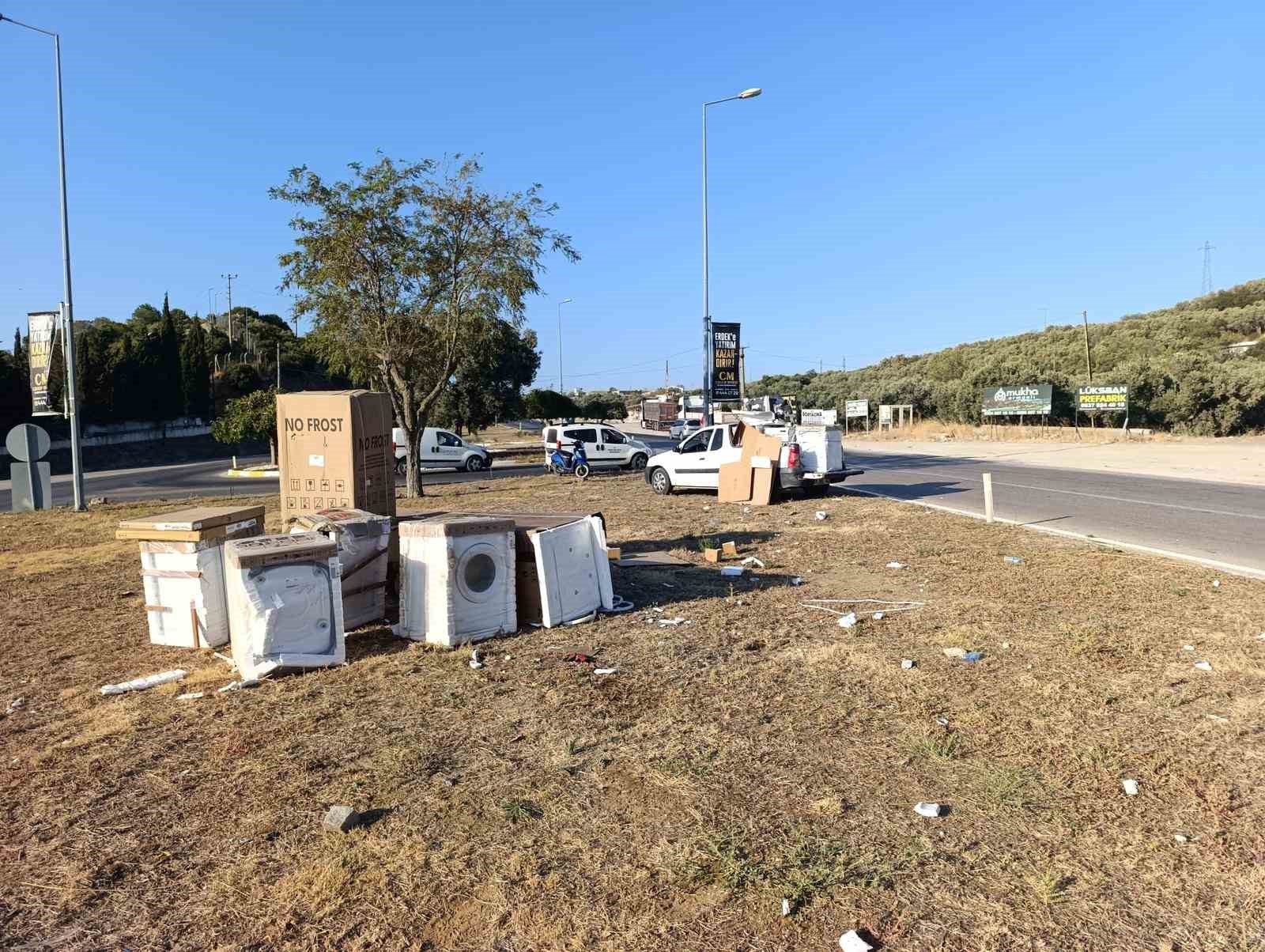 Erdek&rsquo;te beyaz eşya y&uuml;kl&uuml; kamyonet kaza yaptı, 1 yaralı

