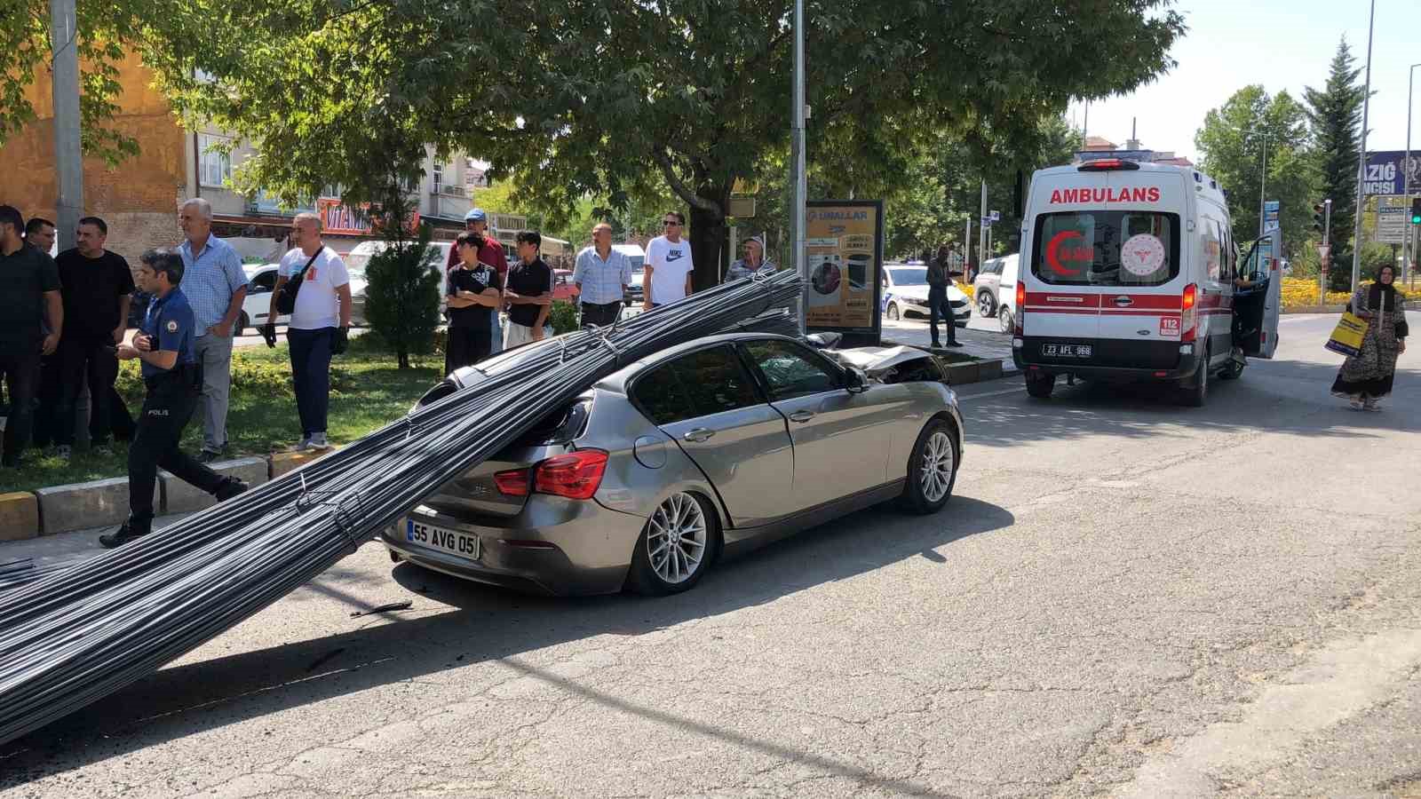 Elazığ’da lüks araç, tonlarca demirin altında kaldı: 2 yaralı