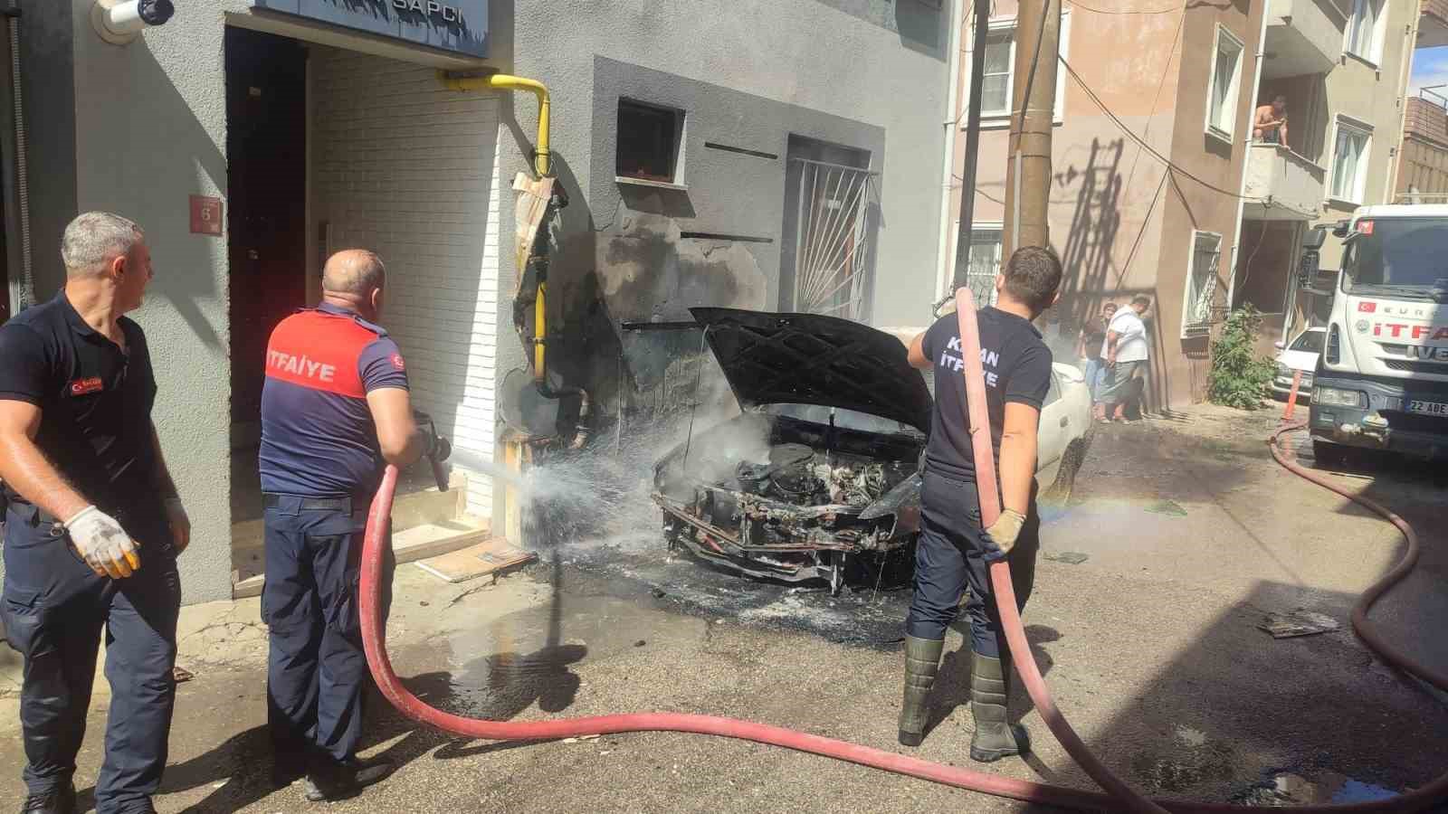 Keşan&rsquo;da doğal gaz hattının yanındaki ara&ccedil; yangını korkuttu
