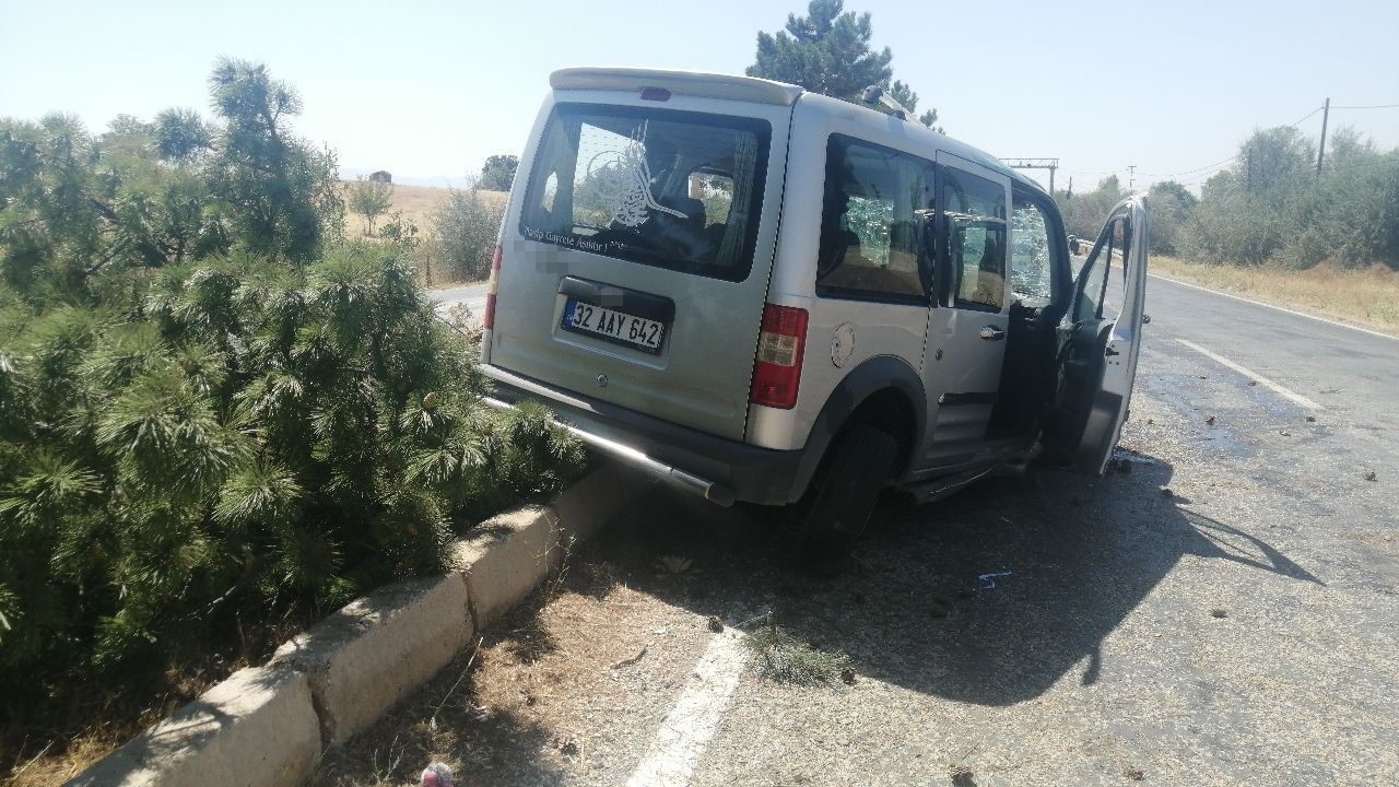 Isparta&rsquo;da otomobil ref&uuml;je &ccedil;arpıp takla attı: 2 yaralı

