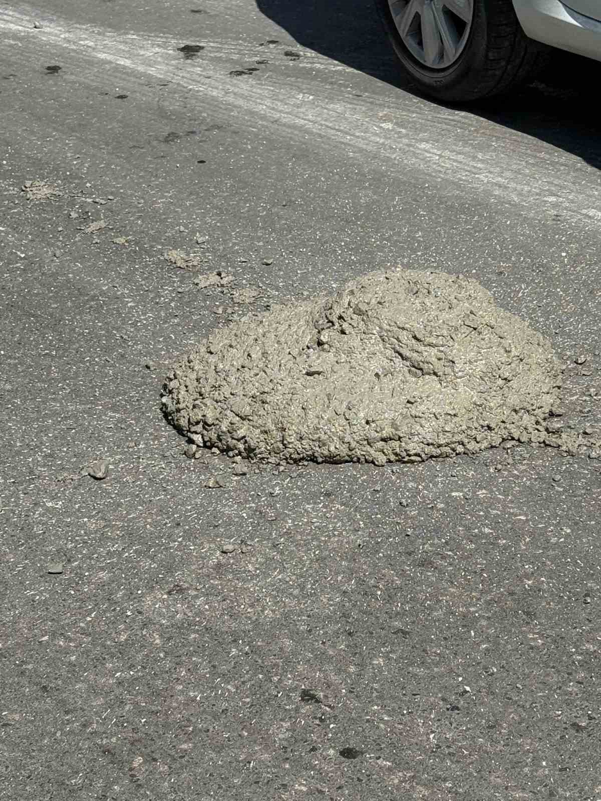 Çevreyi kirleten beton mikseri sürücüsü cep telefonu kamerasına yansıdı