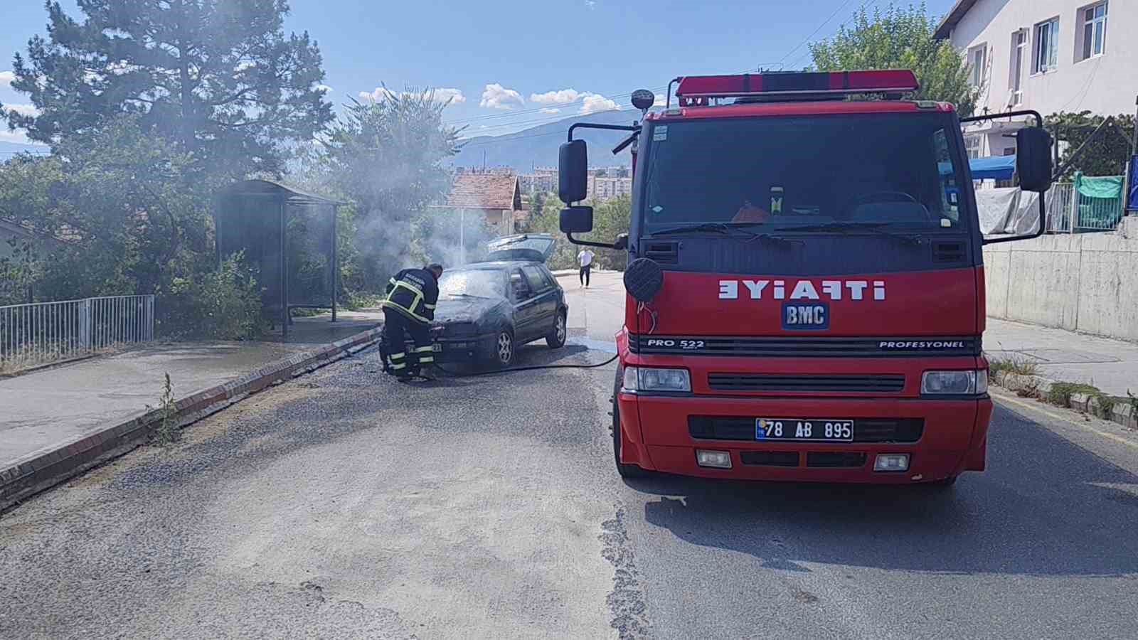 Seyir halindeki otomobil alev aldı