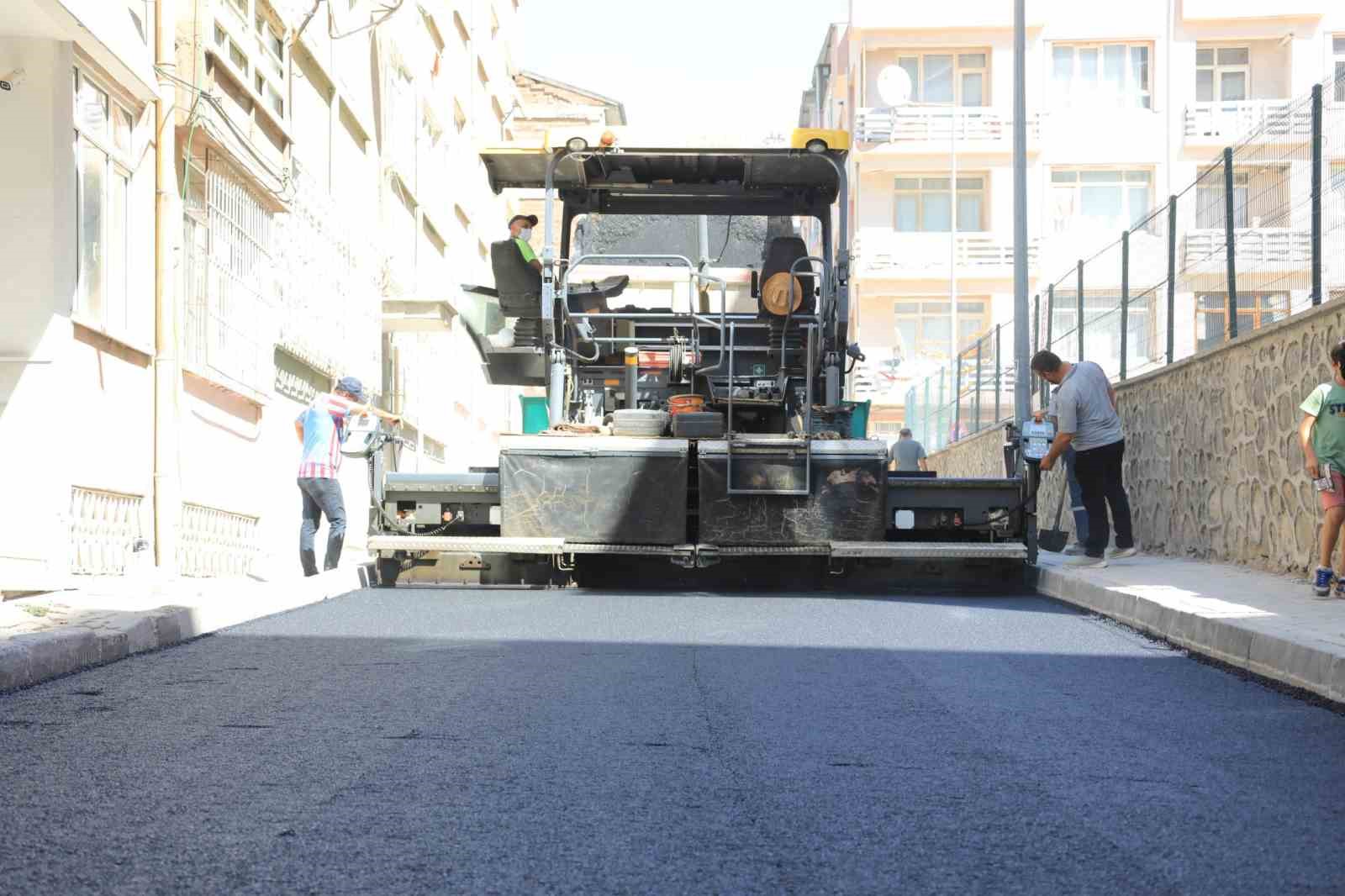 Elazığ’da yol yenileme çalışmaları devam ediyor