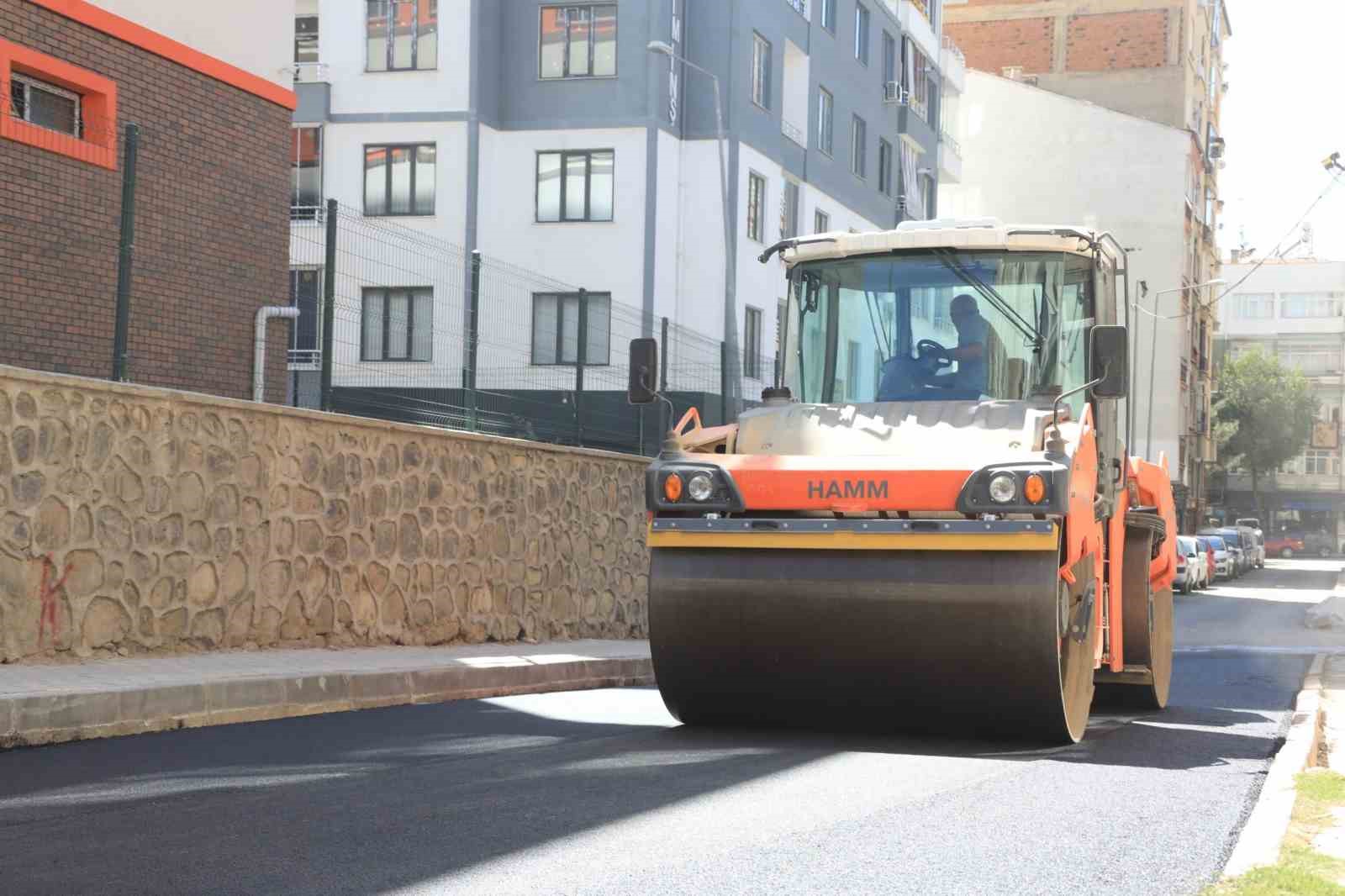 Elazığ&rsquo;da yol yenileme &ccedil;alışmaları devam ediyor
