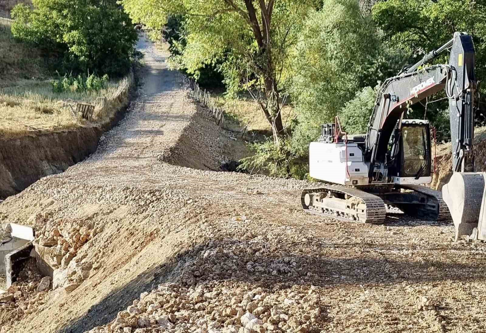 Muş’ta yol yatırımları sürüyor