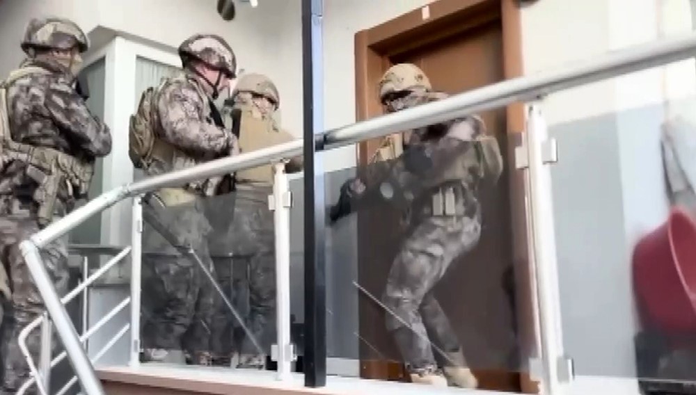 Su&ccedil; &ouml;rg&uuml;t&uuml;ne y&ouml;nelik operasyon firarileri saklandıkları bağ evinde yakalandı
