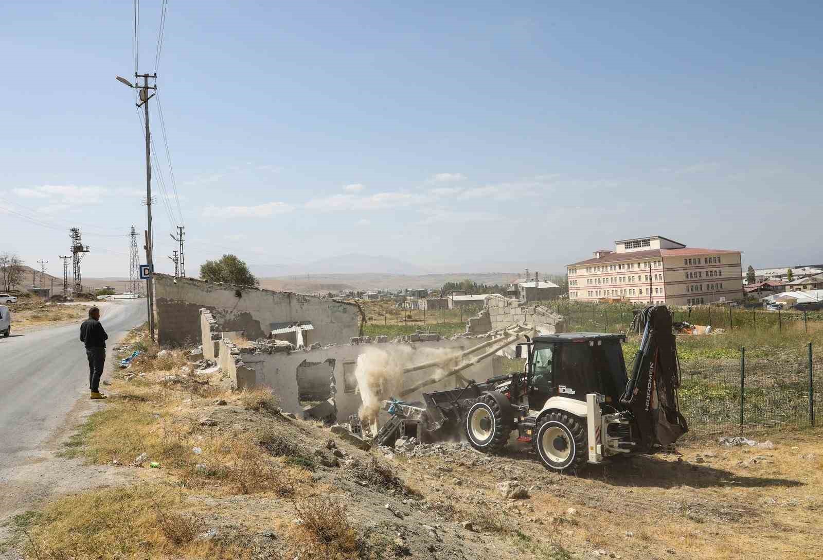 Elmalık yolunda yıkım çalışmaları yapılıyor