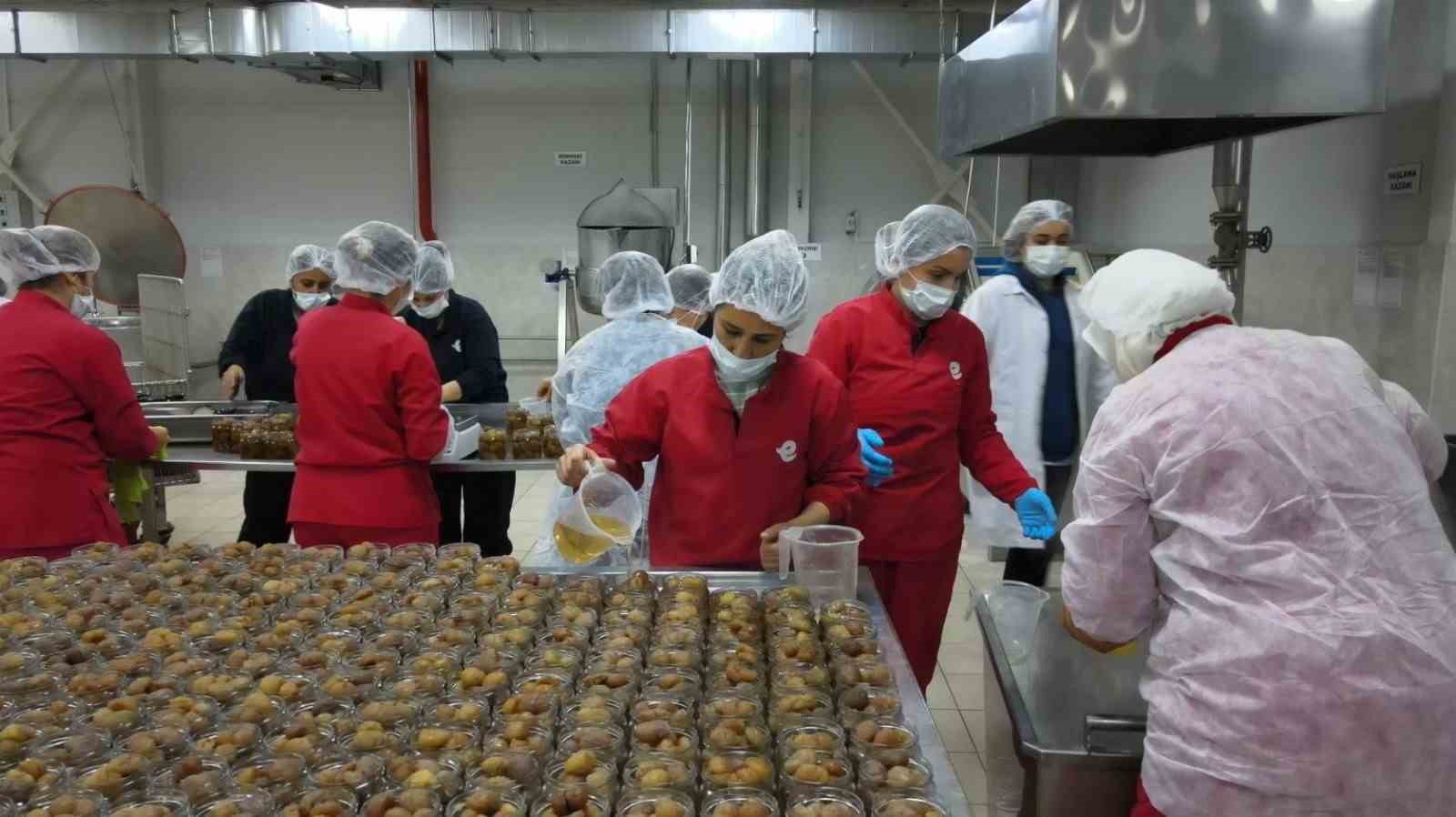 Başkan Atay’ın kurduğu ’Kadın Emeği Tarımsal Ürün Fabrikası’nın ürünleri sofraları süslemeye devam ediyor