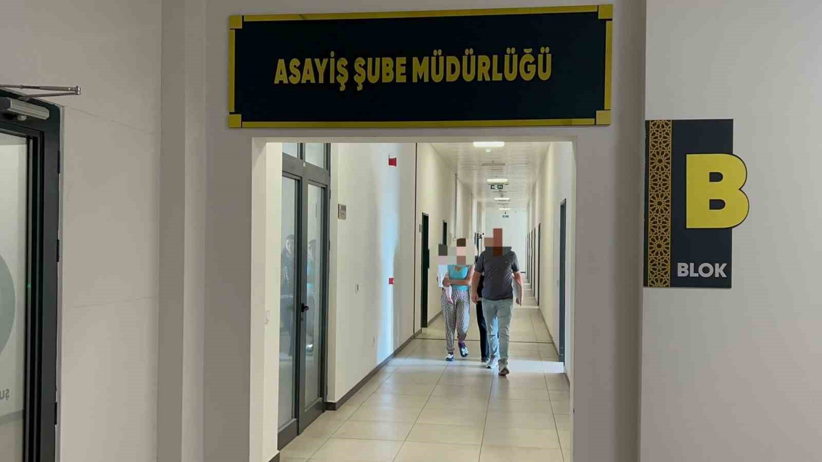 Kocaeli&rsquo;de 114 su&ccedil; kaydı bulunan kadın kucağında bebekle adliyeye sevk edildi
