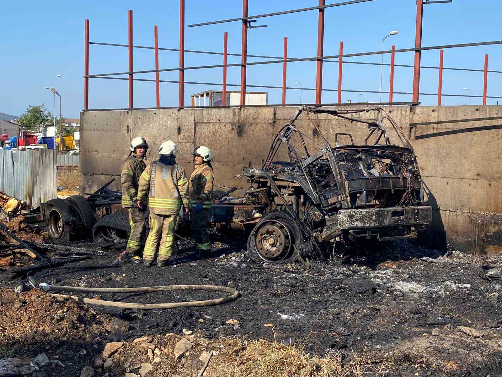 Ataşehir&rsquo;de park halindeki kamyon alev alev yandı
