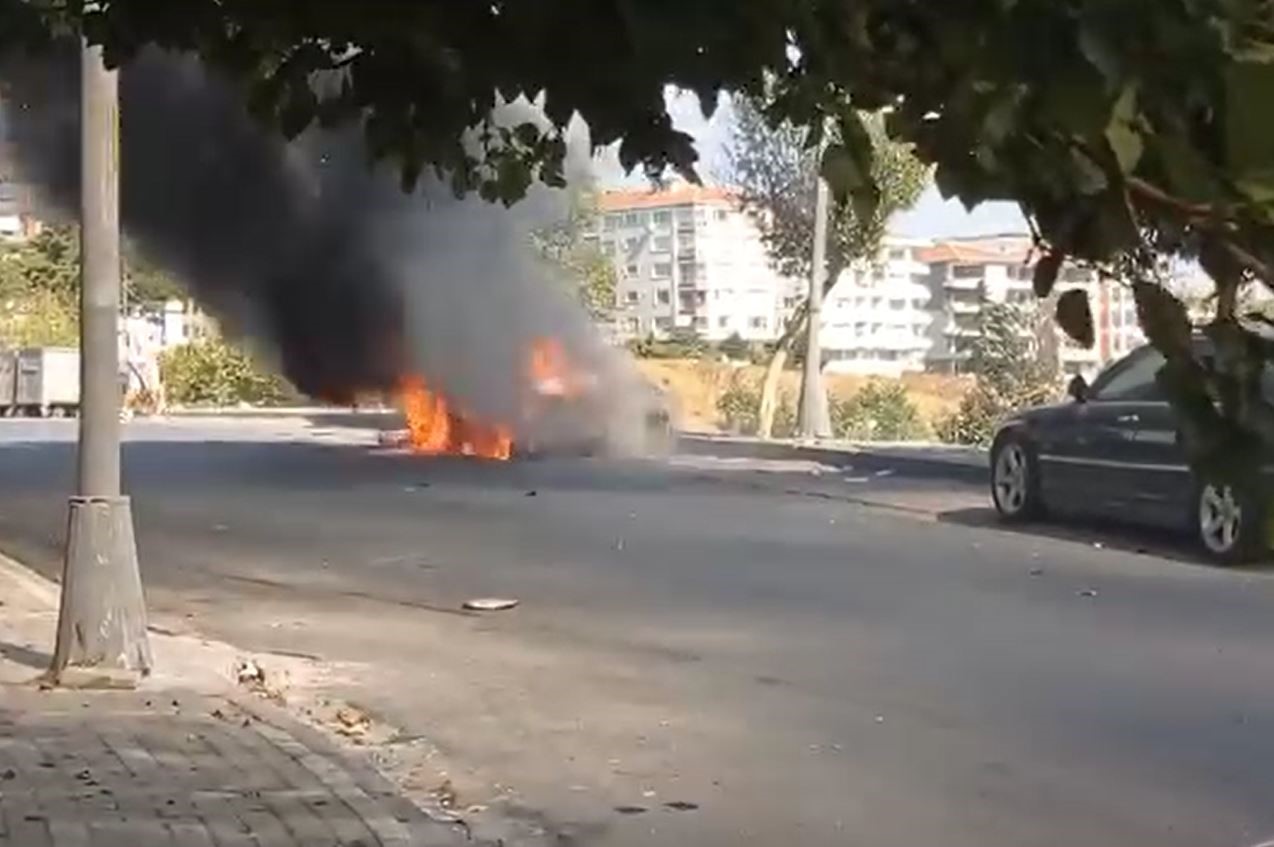 Avcılar’da park halindeki otomobil alev topuna döndü
