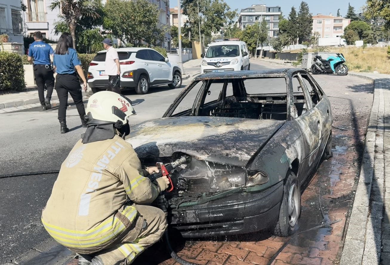 Avcılar&rsquo;da park halindeki otomobil alev topuna d&ouml;nd&uuml;
