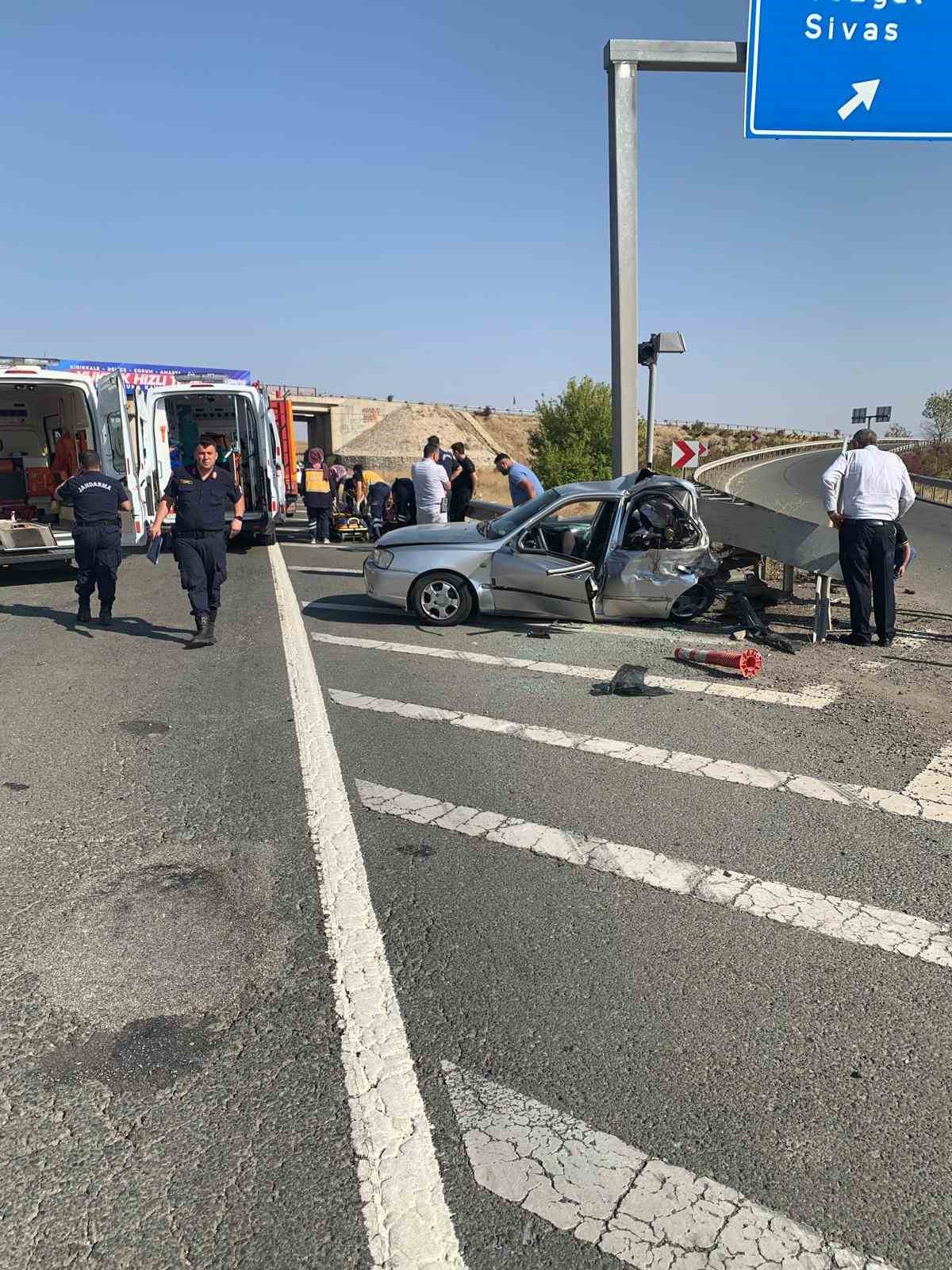 Bariyerlere çarpan otomobil hurdaya döndü: 5 yaralı