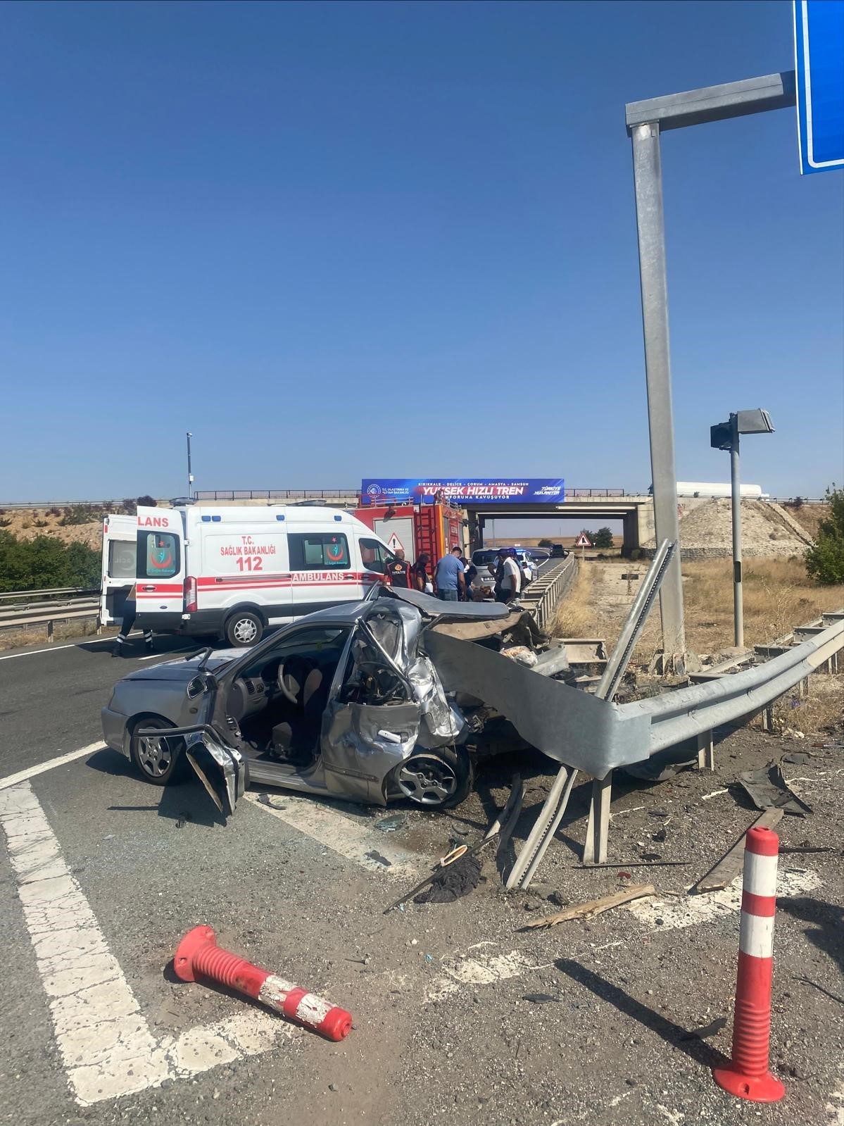 Bariyerlere &ccedil;arpan otomobil hurdaya d&ouml;nd&uuml;: 5 yaralı
