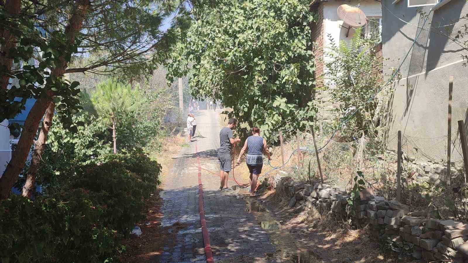 Keşan&rsquo;da &ccedil;ocukların patlattığı torpilden &ccedil;ıkan yangın mahalleliyi seferber etti
