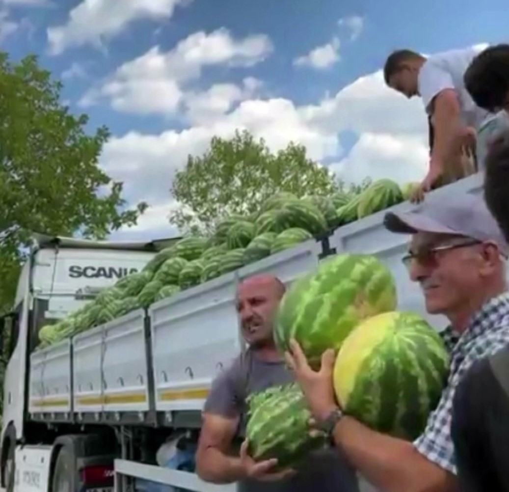 Bir tır dolusu karpuzu ücretsiz dağıttı