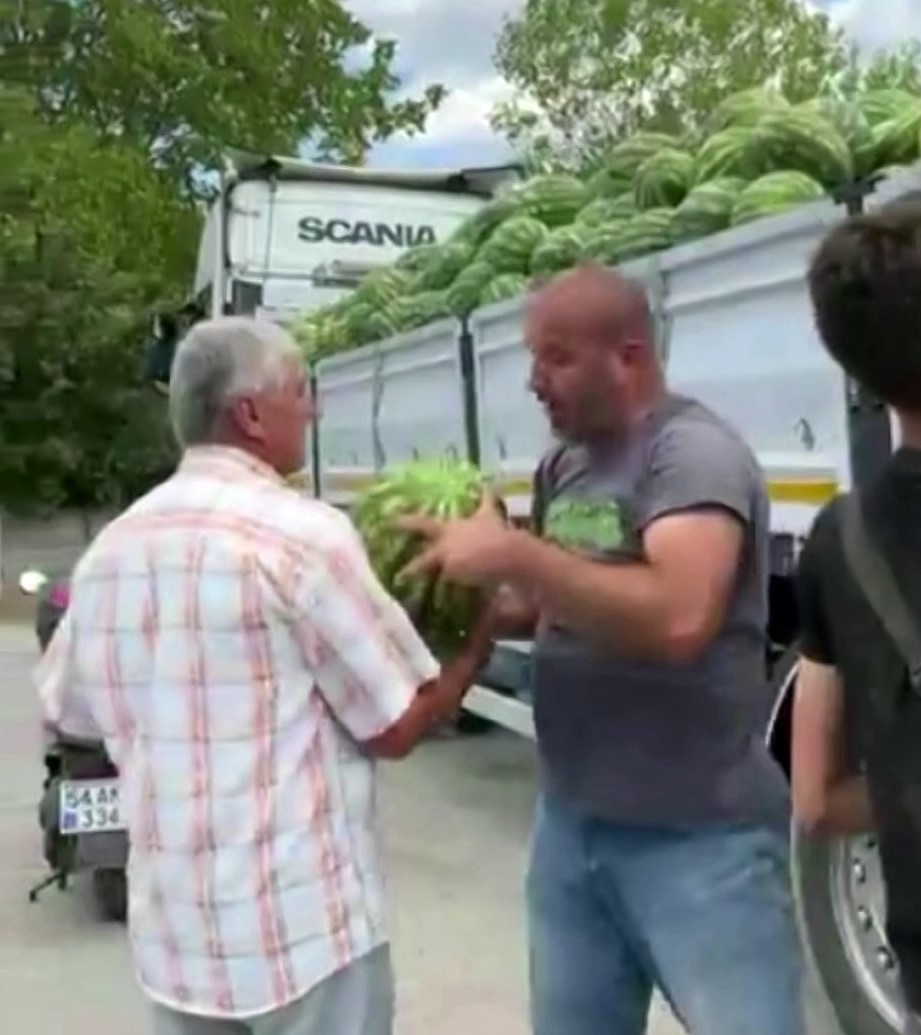 Bir tır dolusu karpuzu &uuml;cretsiz dağıttı
