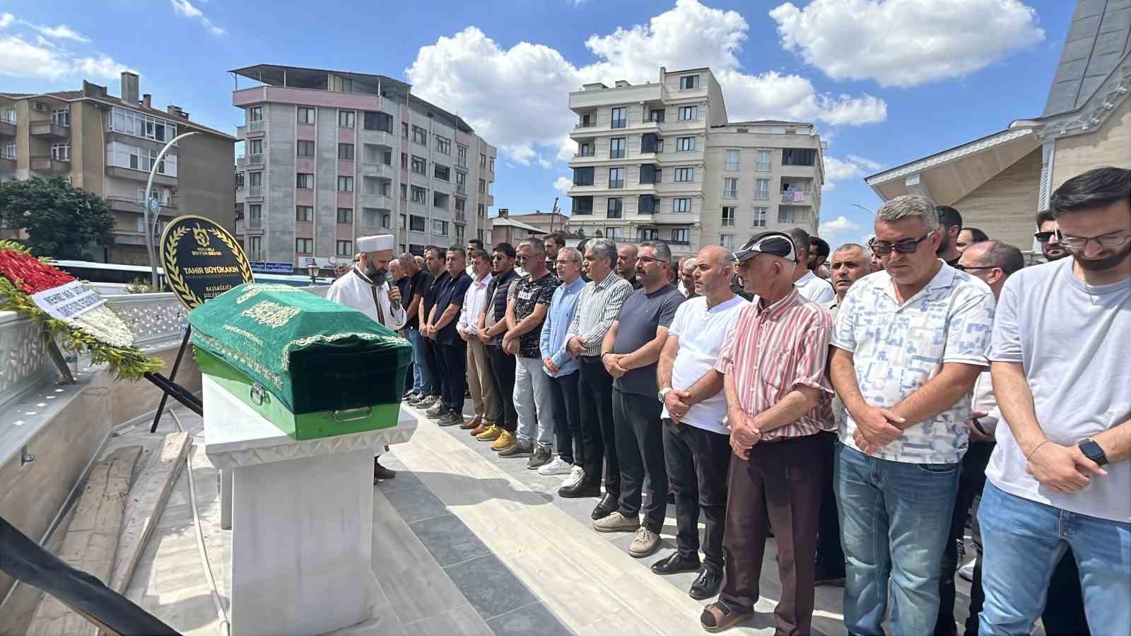 Milli voleybolcuların en acı g&uuml;n&uuml;: Babalarını toprağa verdiler
