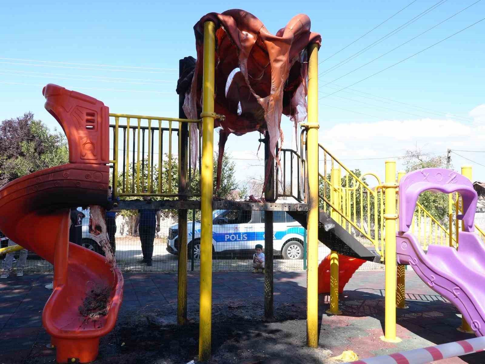 Vandallar çocuk oyun parkını yaktı