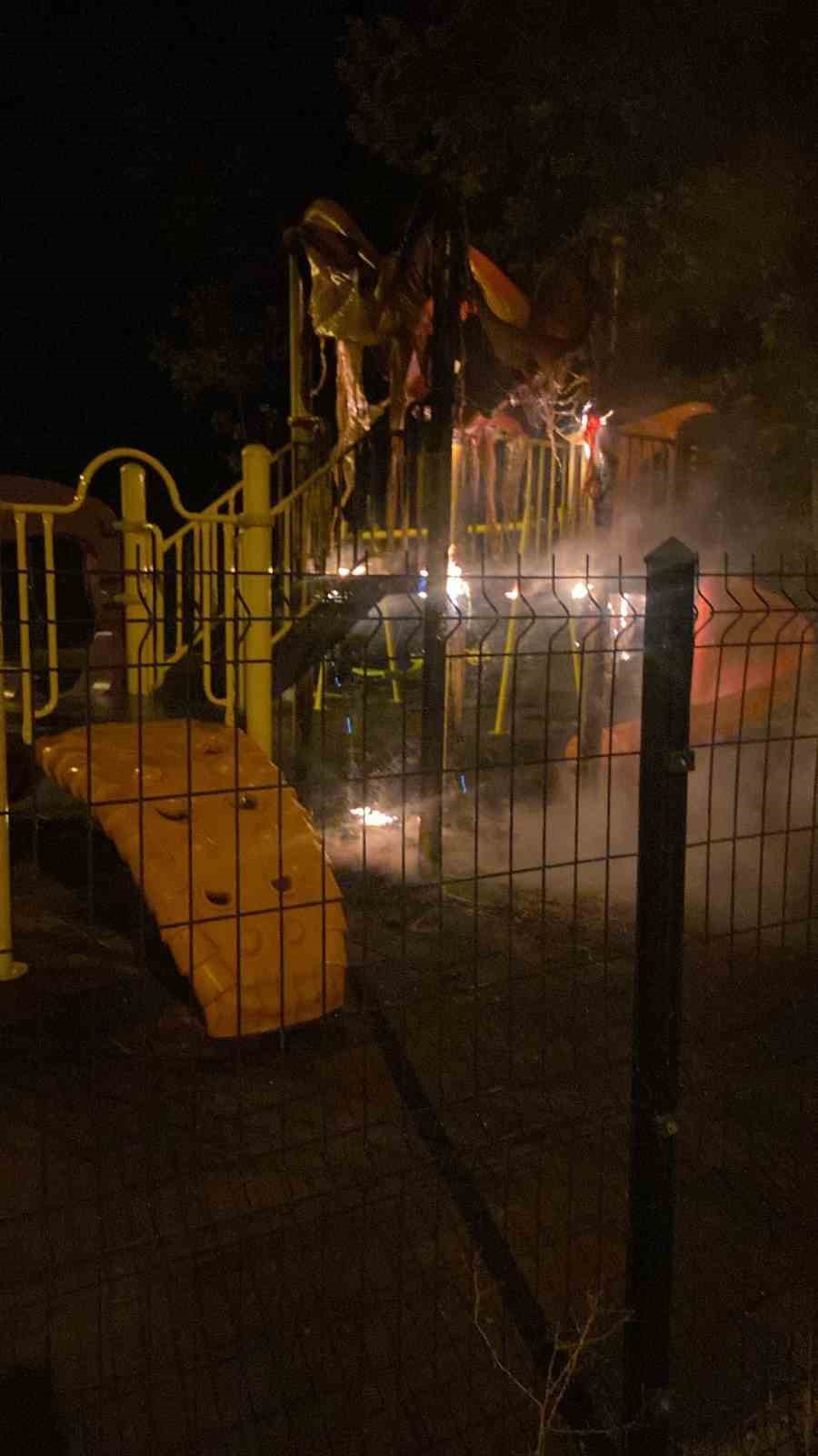 Vandallar &ccedil;ocuk oyun parkını yaktı
