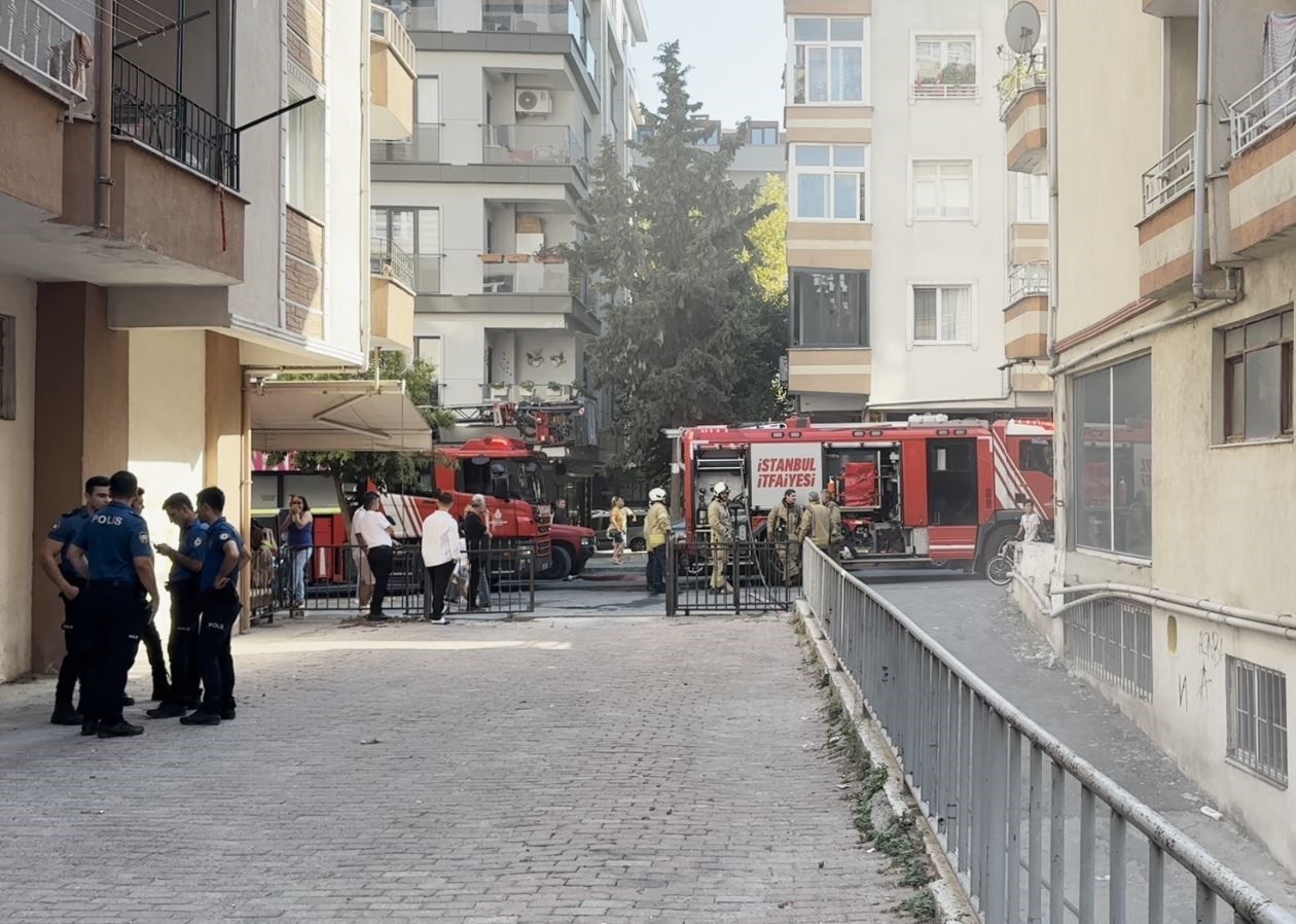 Avcılar&rsquo;da kozmetik deposunda yangın paniği
