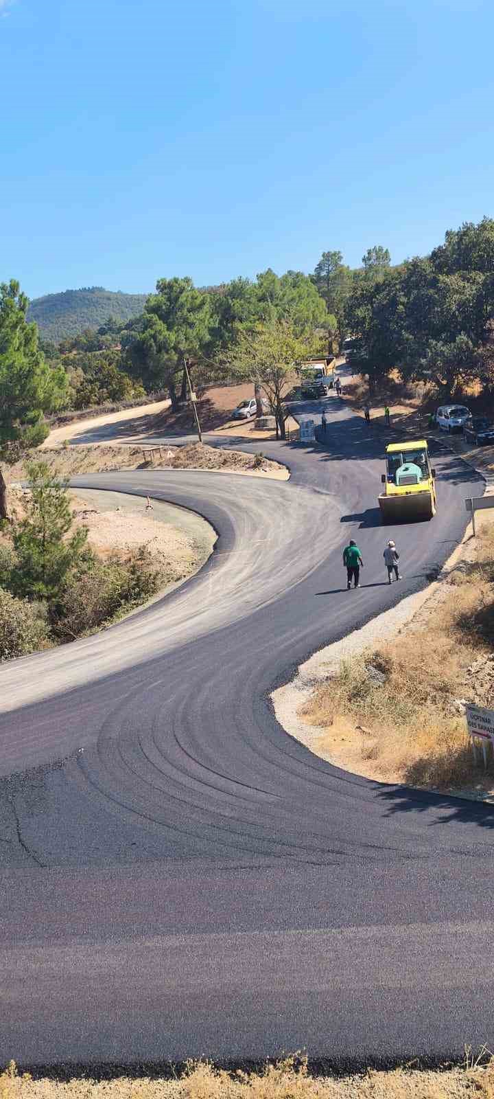 Çanakkale’de 37 kilometre köy yolu sıcak asfaltla kaplandı, hedef 55 kilometre