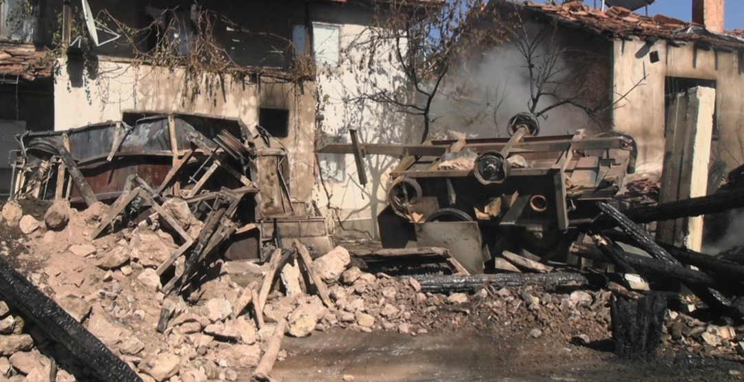 K&uuml;tahya&rsquo;da otomobil patladı, &ccedil;ıkan yangında 3 ev k&uuml;l oldu
