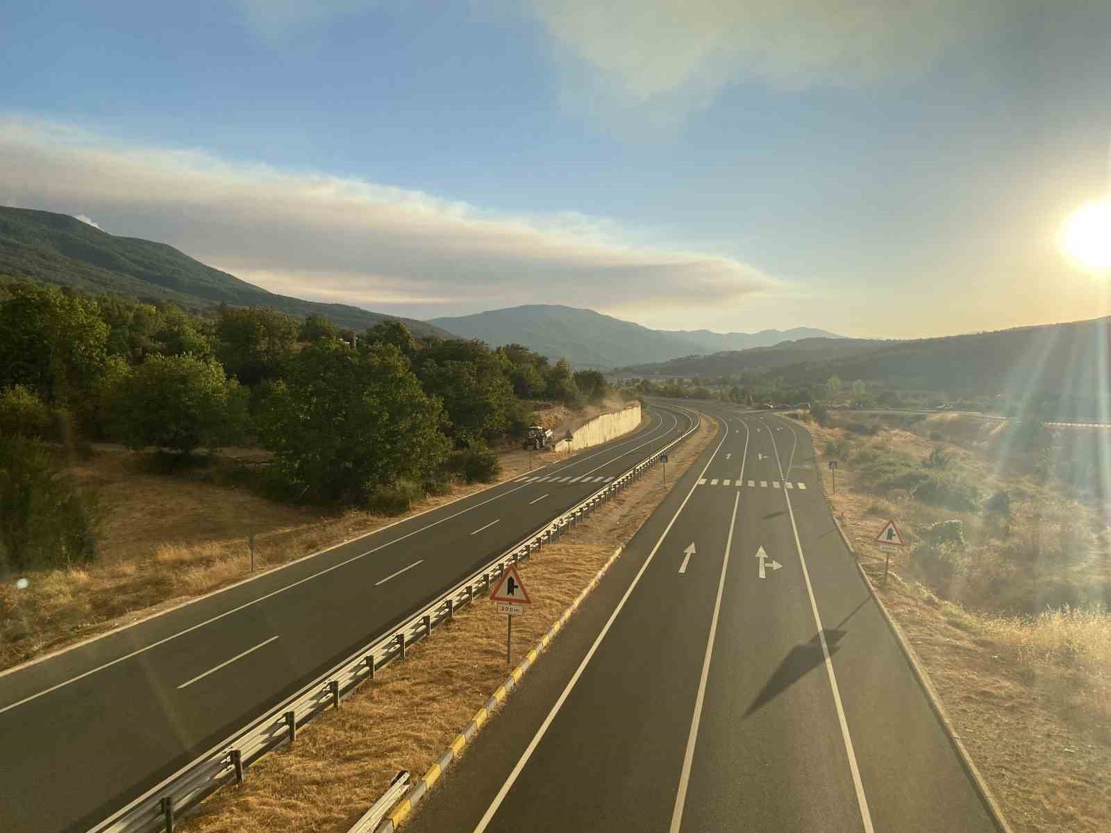 Karabük’ün Safranbolu ilçesi ile Kastamonu’nun Araç ilçesi sınırlarındaki orman yangınları sebebiyle Kastamonu-Karabük kara yolu Karabük ve Kastamonu’nun Araç ilçeleri arasında araç trafiğine kapatıldı.